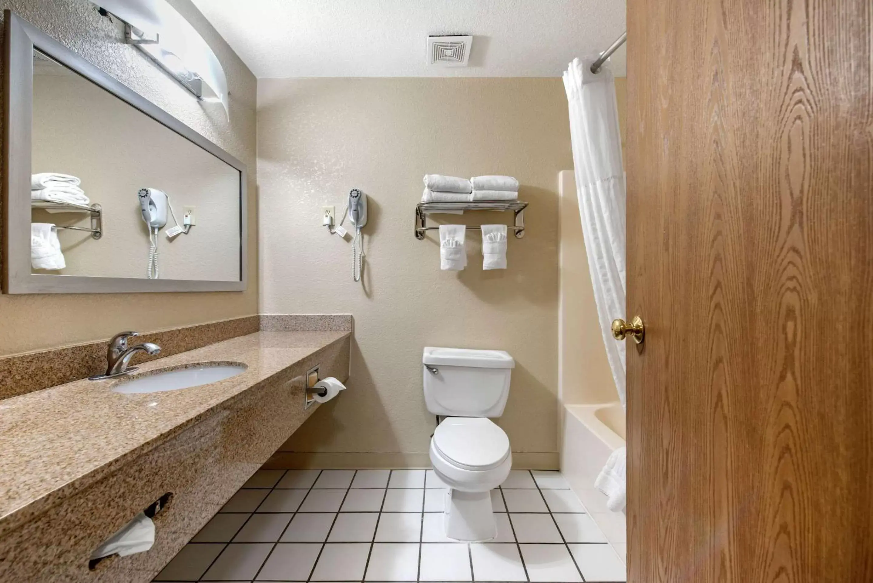 Photo of the whole room, Bathroom in Comfort Inn Denver Southeast