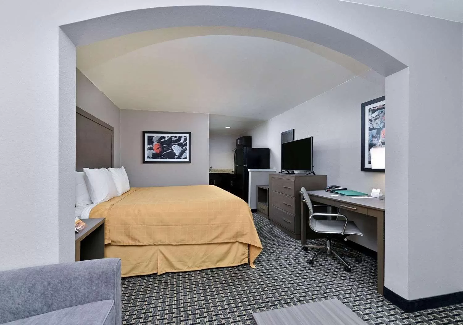 Bed in Scottish Inn & Suites Cotulla, TX