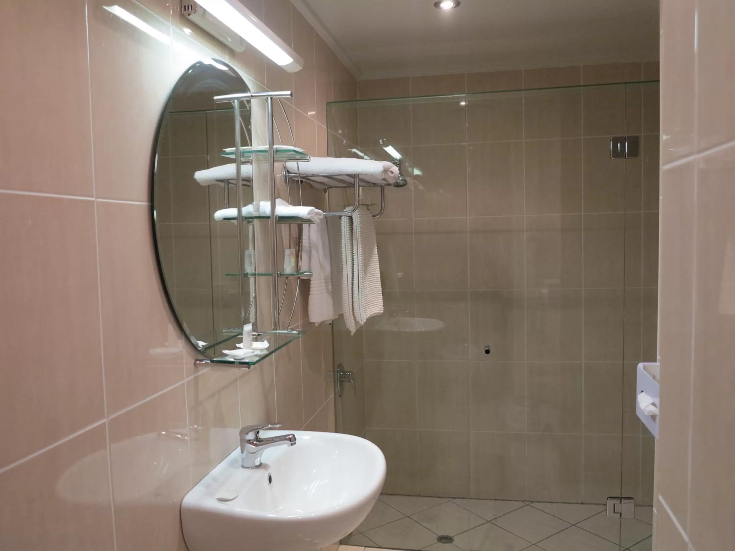 Shower in Shangri-La Gardens