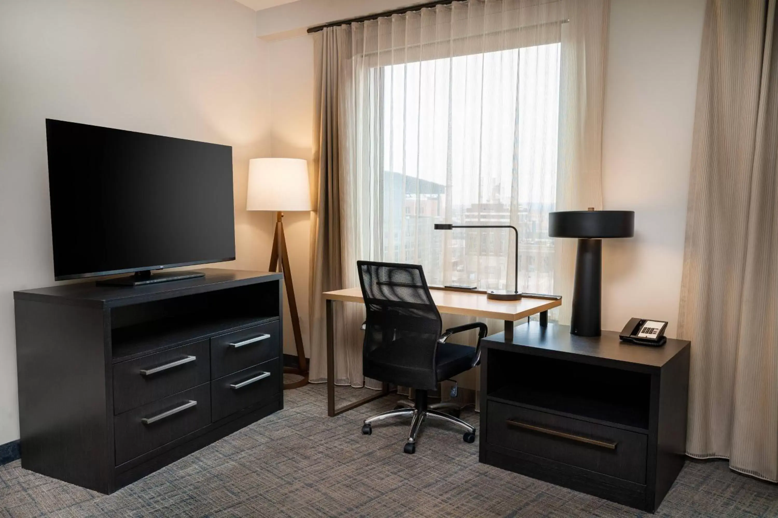 Living room, TV/Entertainment Center in Residence Inn by Marriott Grand Rapids Downtown