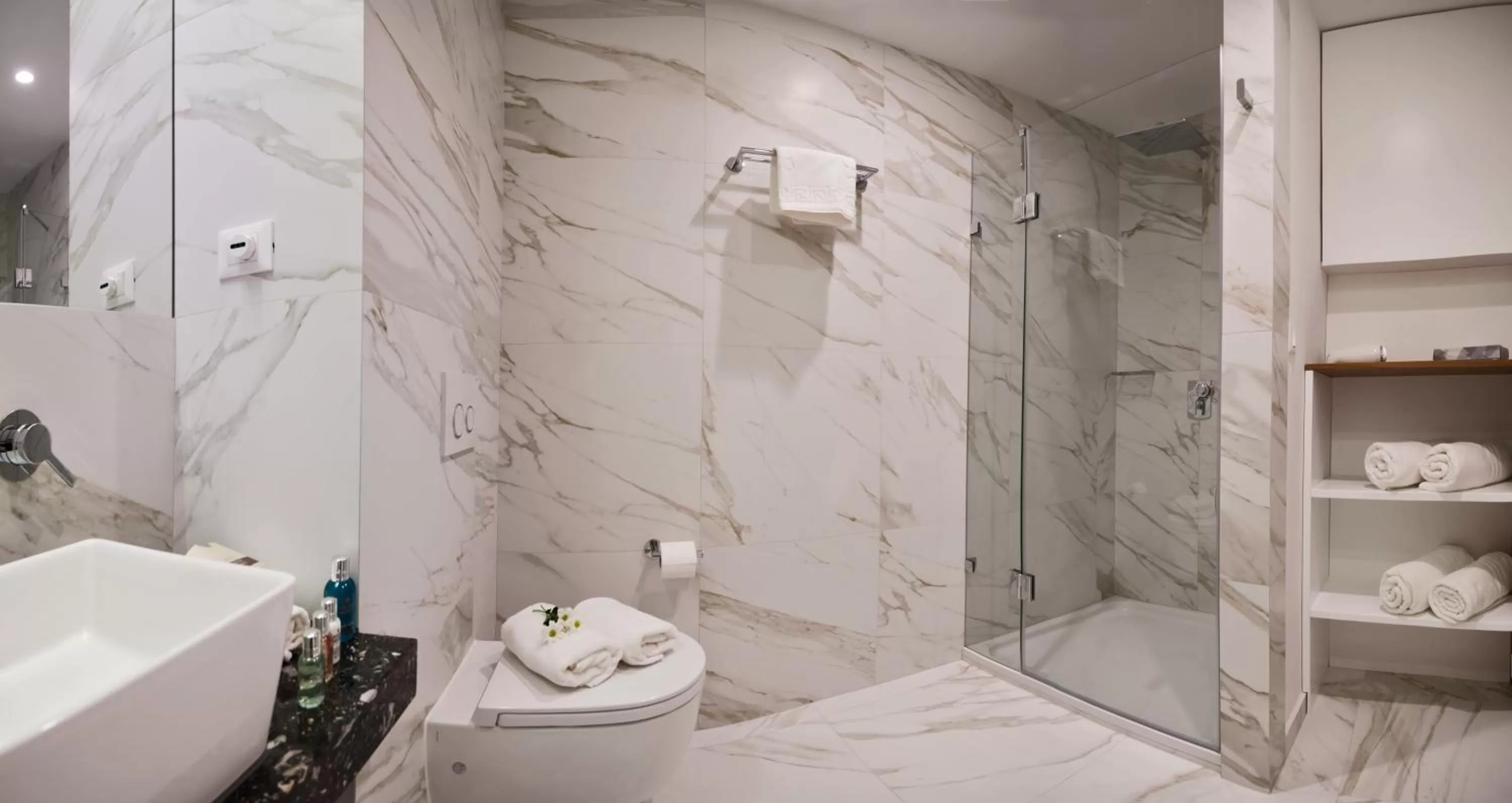 Bathroom in Residence by Vestibul Palace