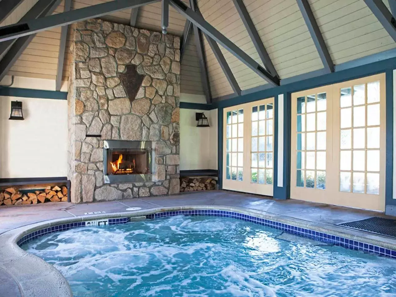 Hot Tub, Swimming Pool in UCLA Lake Arrowhead Lodge