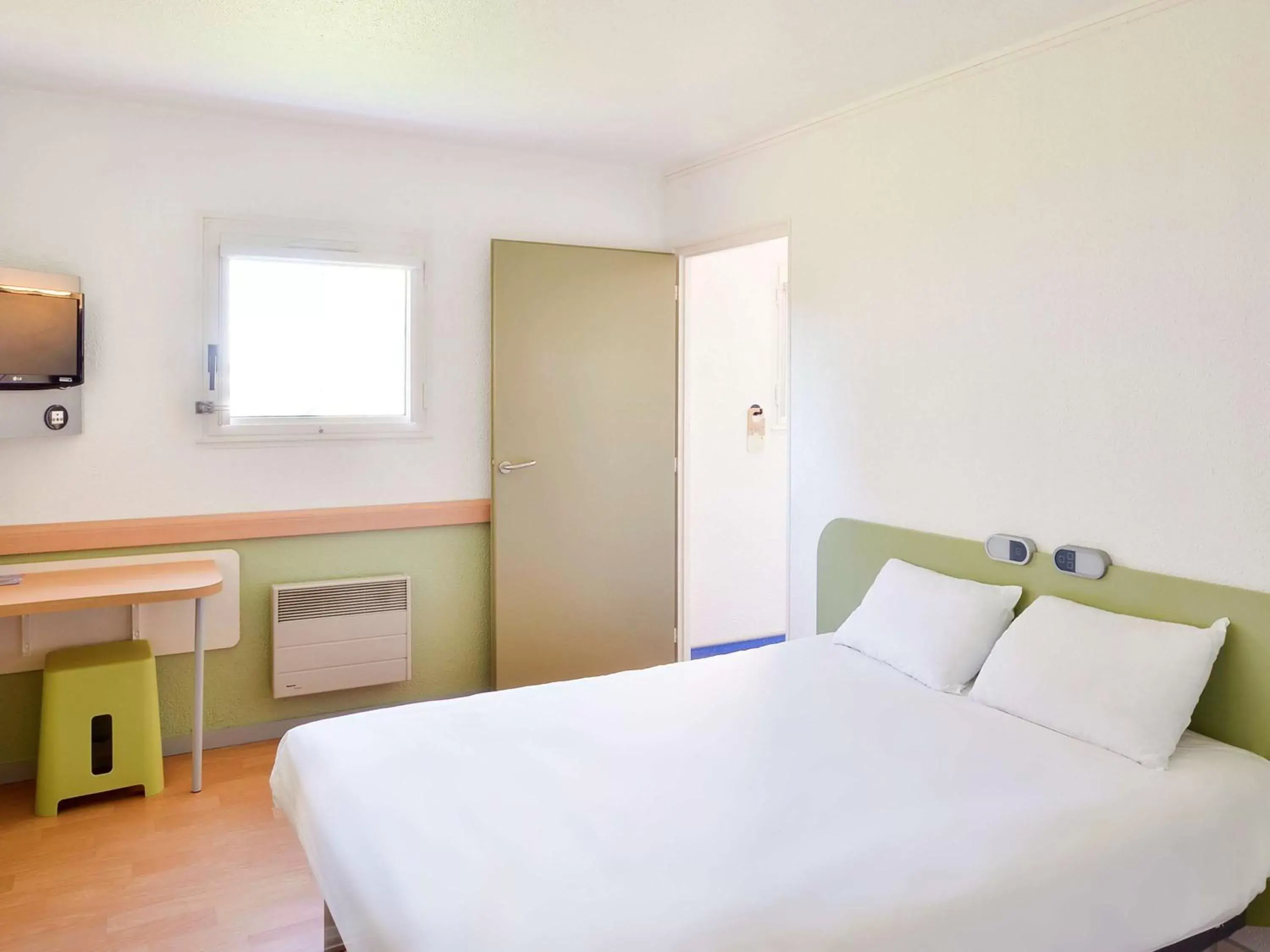 Photo of the whole room, Bed in Ibis budget Saint-Étienne stade