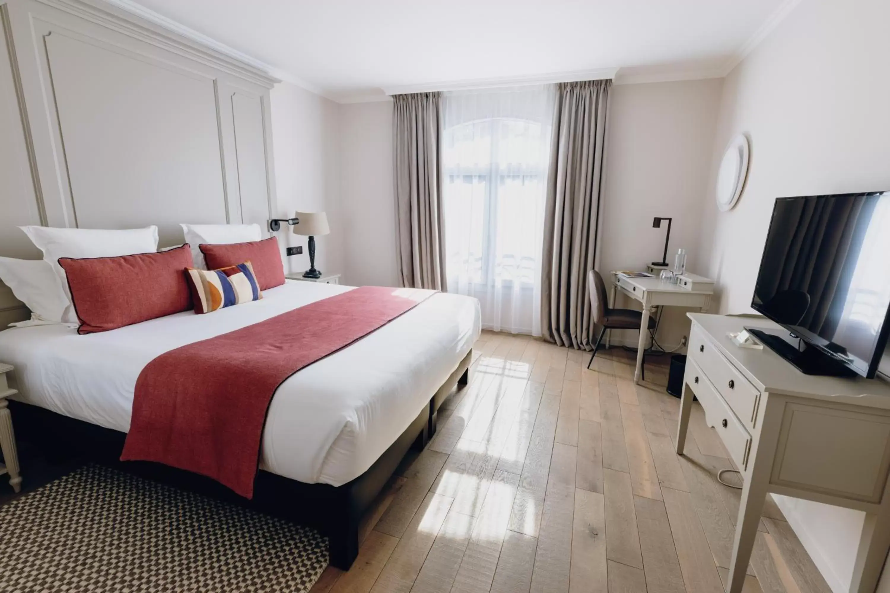 Bedroom, Bed in Hostellerie Cèdre & Spa Beaune