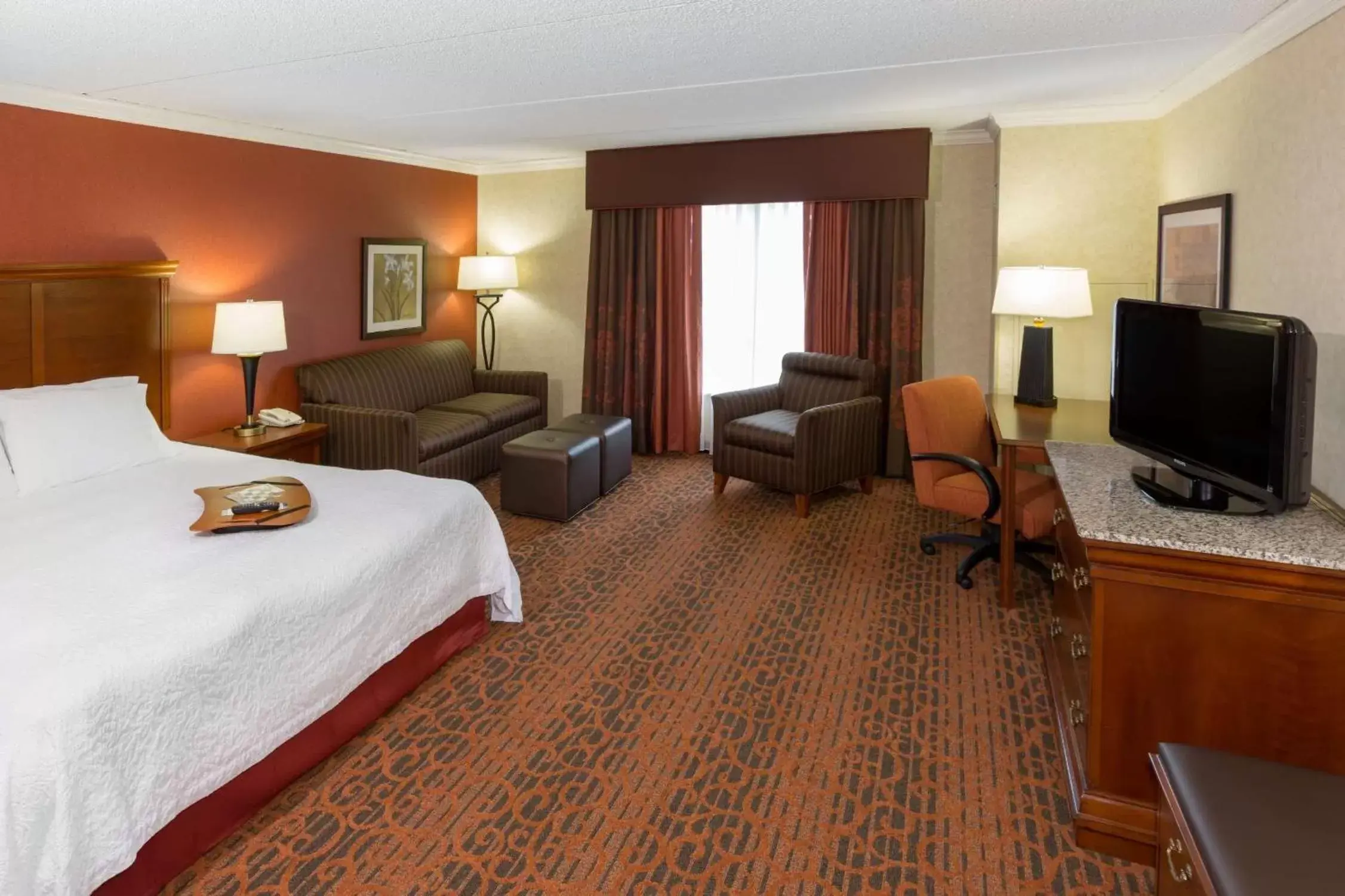 Bedroom, TV/Entertainment Center in Hampton Inn & Suites Cleveland-Beachwood