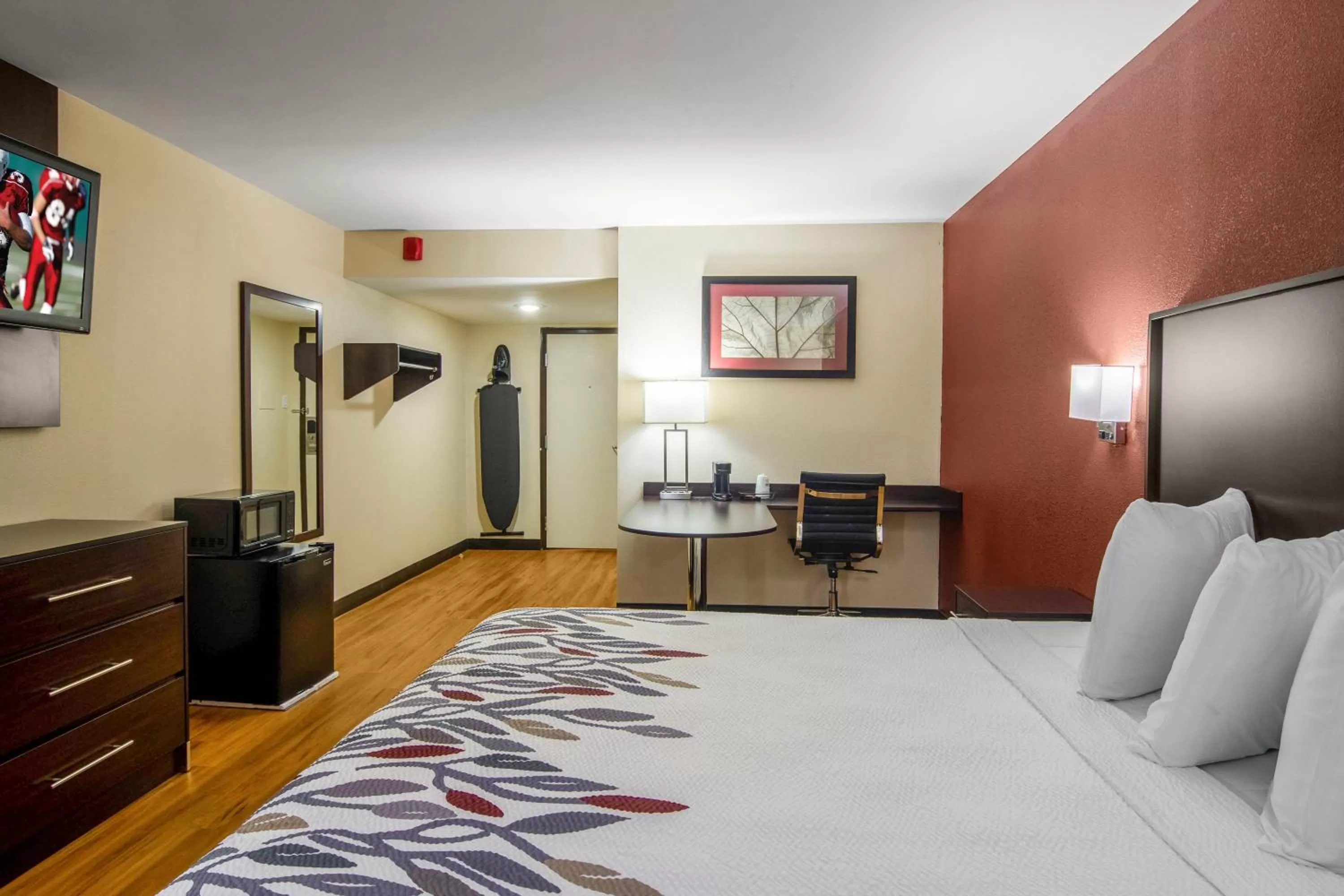 Photo of the whole room, Bed in Red Roof Inn Perrysburg