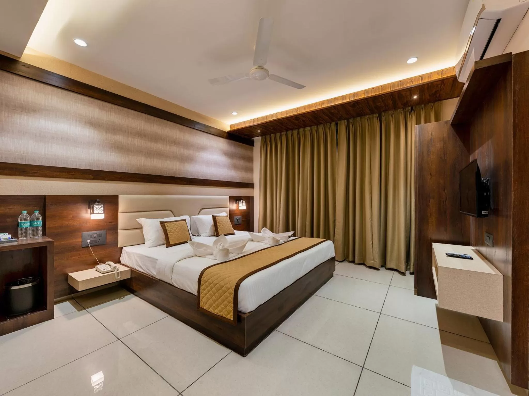 Facade/entrance, Bed in Golden Leaf Resort