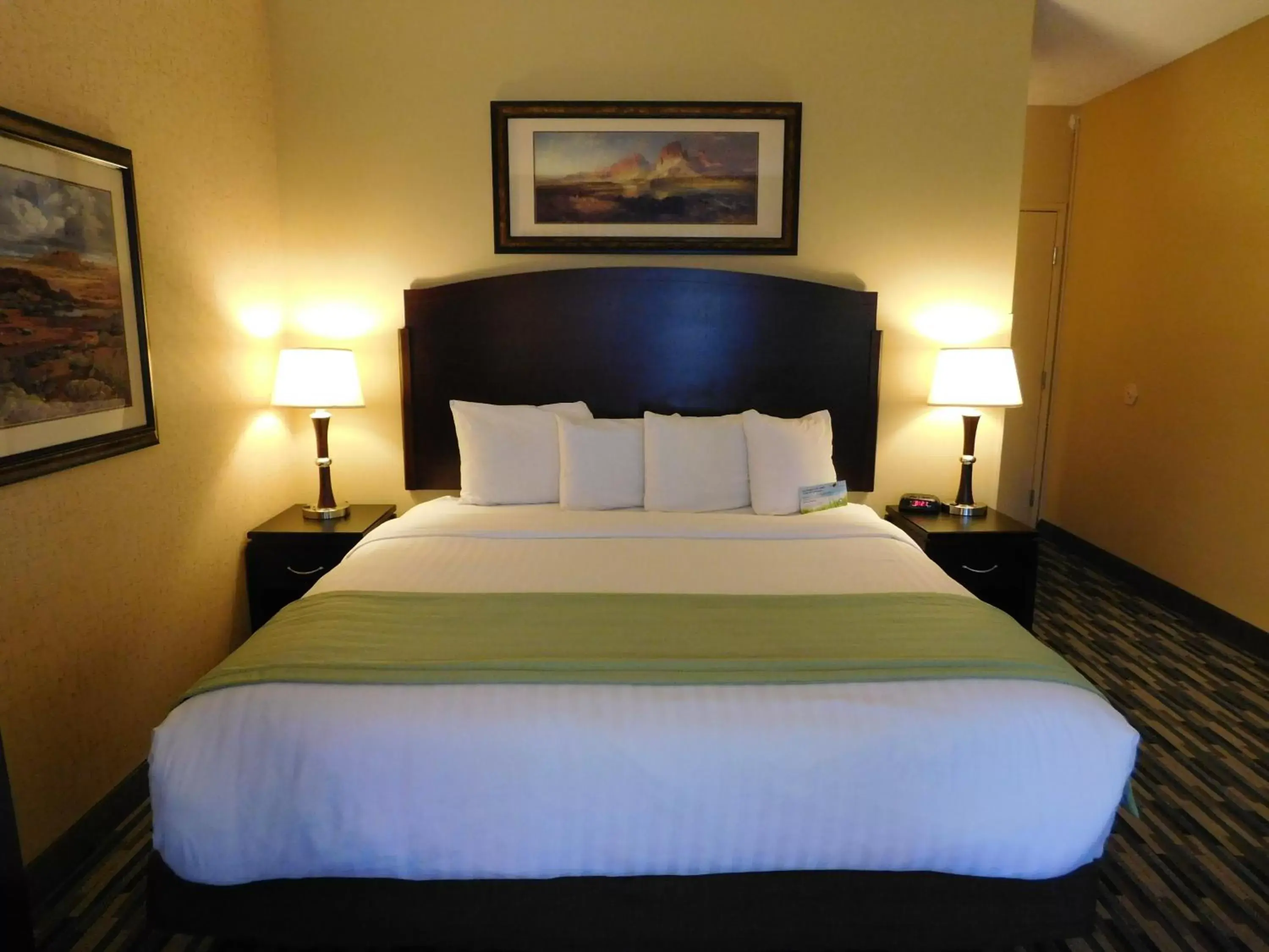 Bed in Days Hotel by Wyndham Mesa Near Phoenix