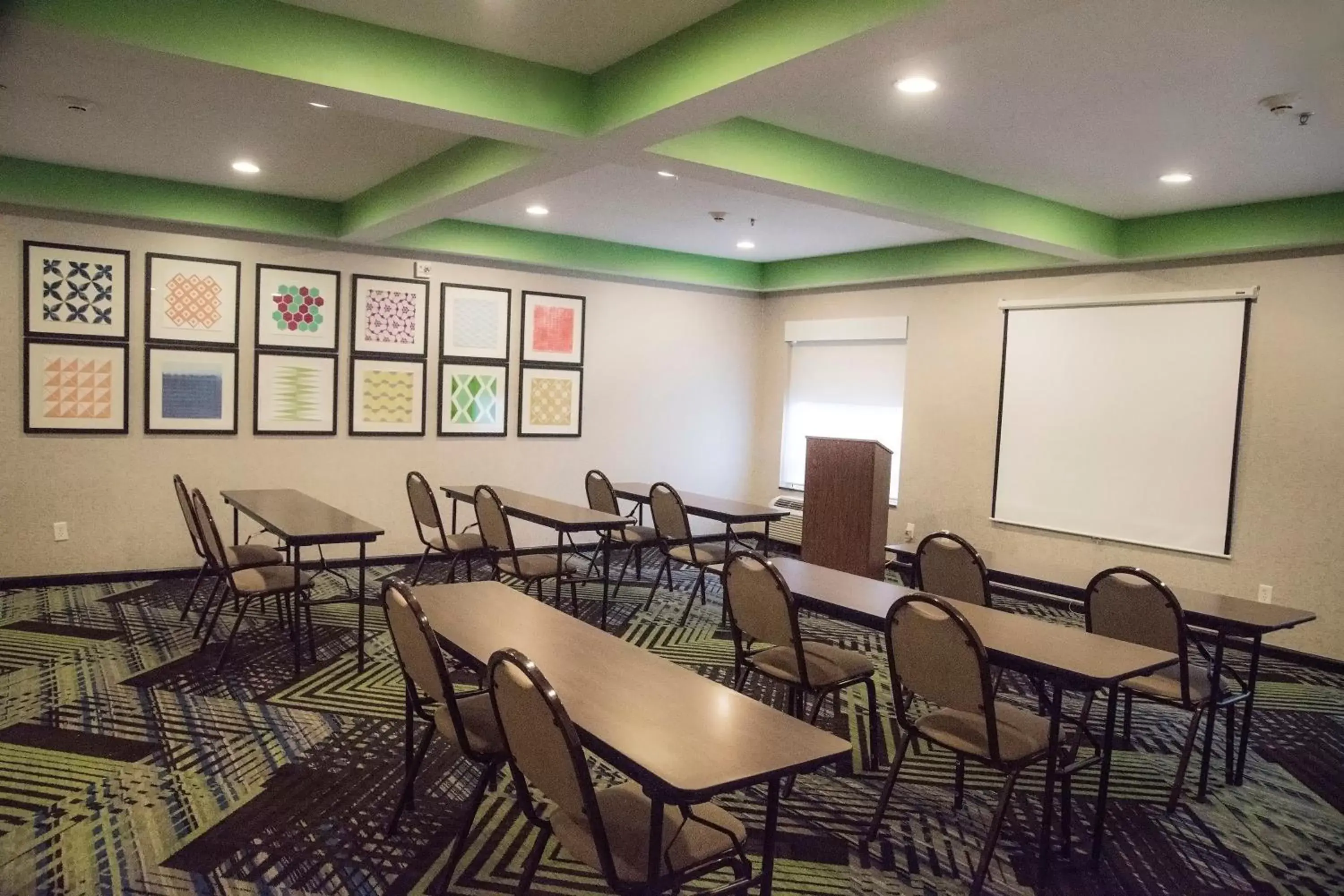 Meeting/conference room in Holiday Inn Express & Suites Alexandria, an IHG Hotel