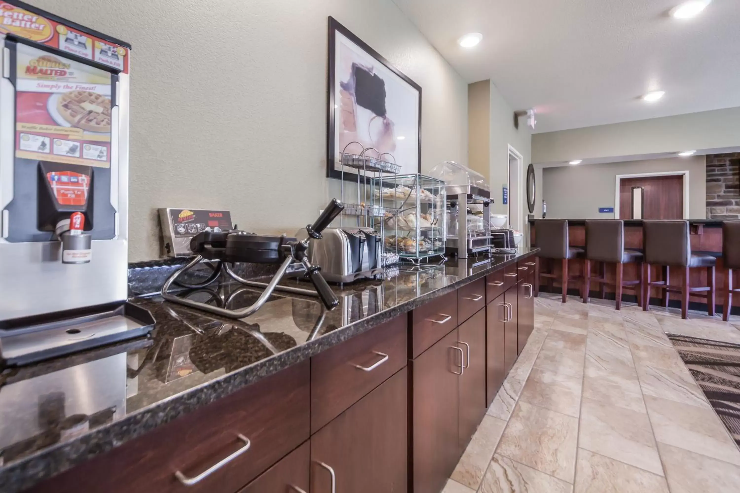 Food and drinks, Kitchen/Kitchenette in Cobblestone Hotel & Suites - Lamar