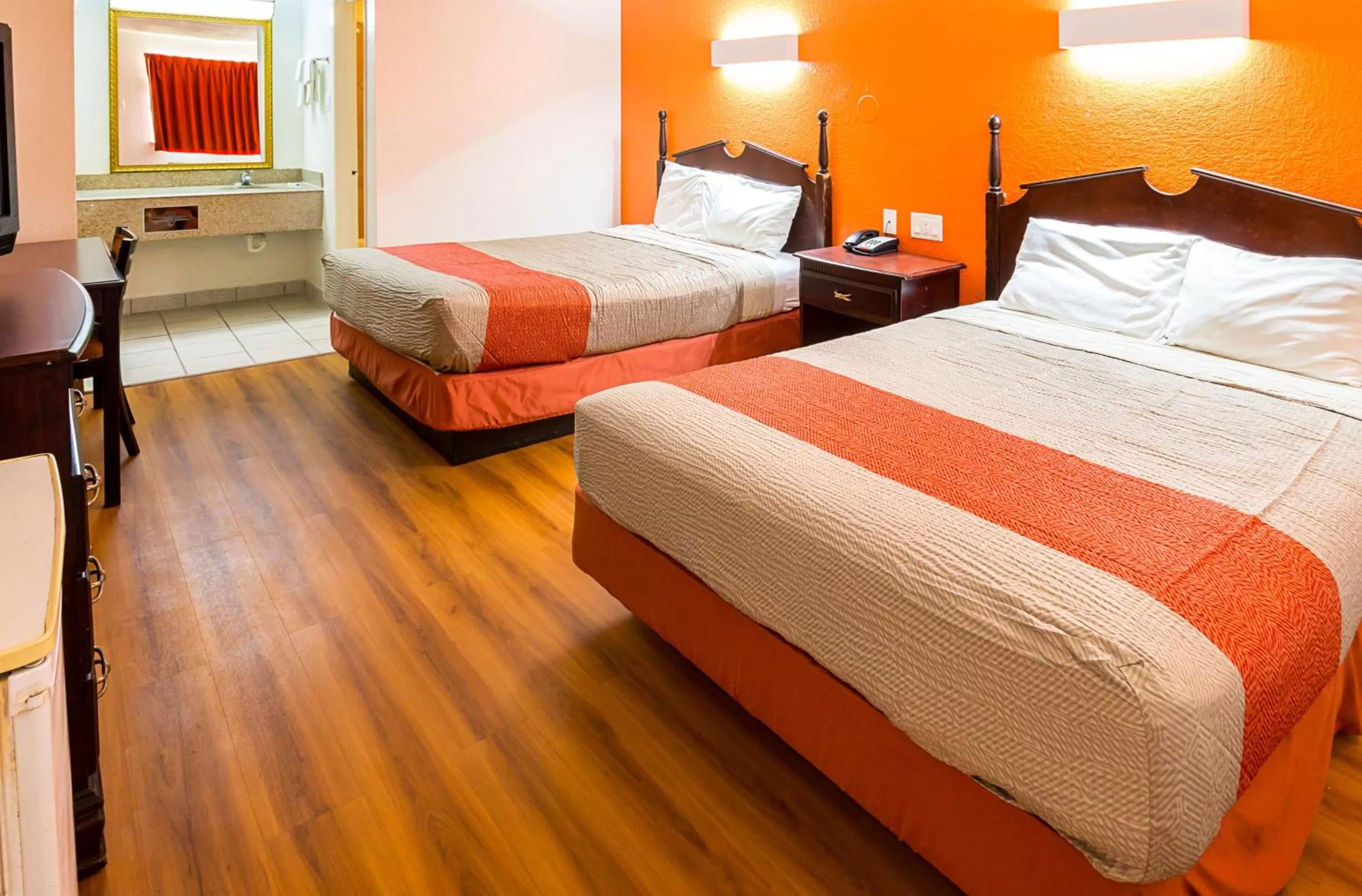 TV and multimedia, Bed in Motel 6-Red Oak, TX - Dallas