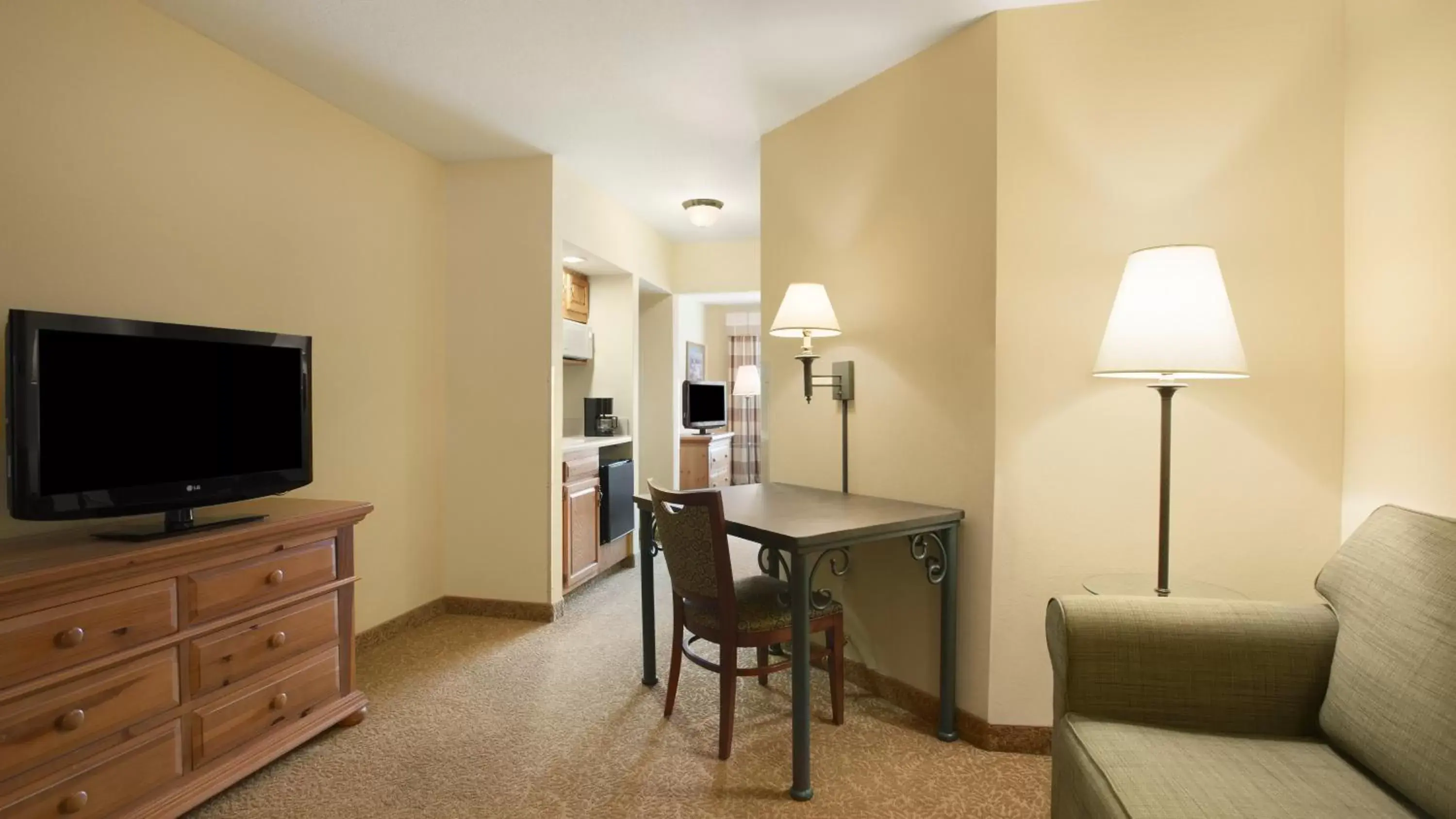 Seating area, TV/Entertainment Center in Country Inn & Suites by Radisson, Beckley, WV