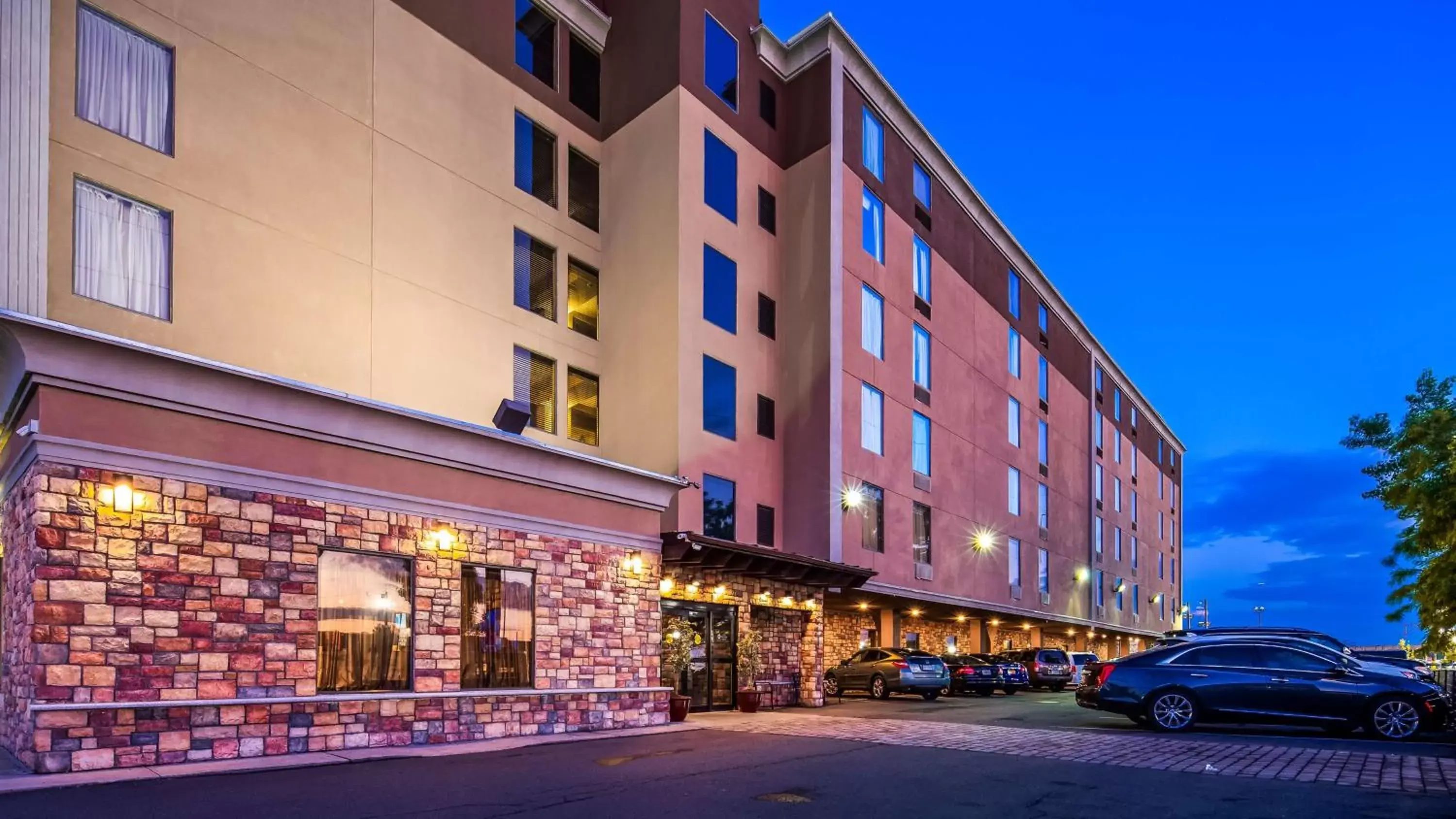 Property Building in Best Western Plus Newark Airport West