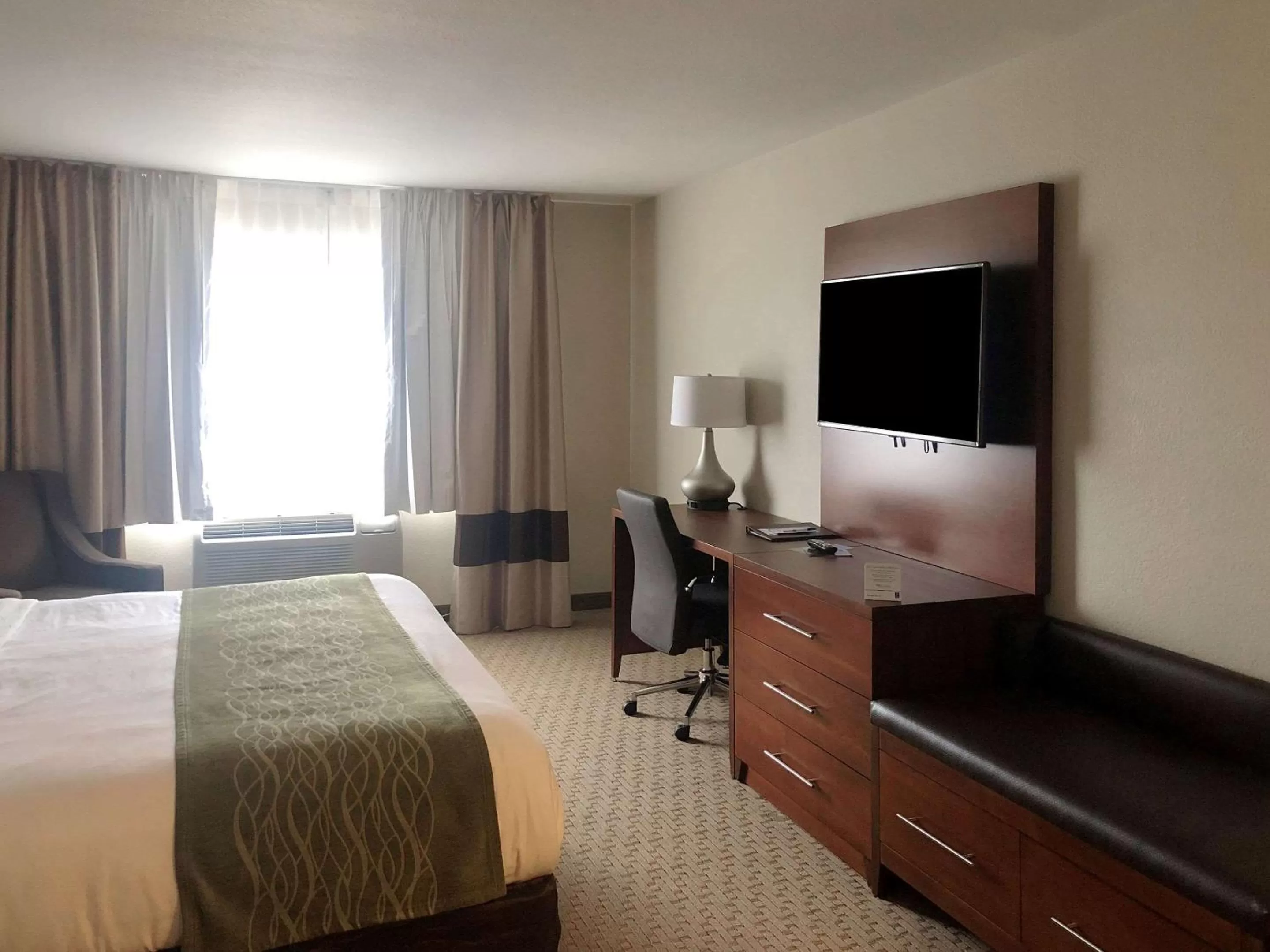 Photo of the whole room, Bed in Comfort Inn & Suites