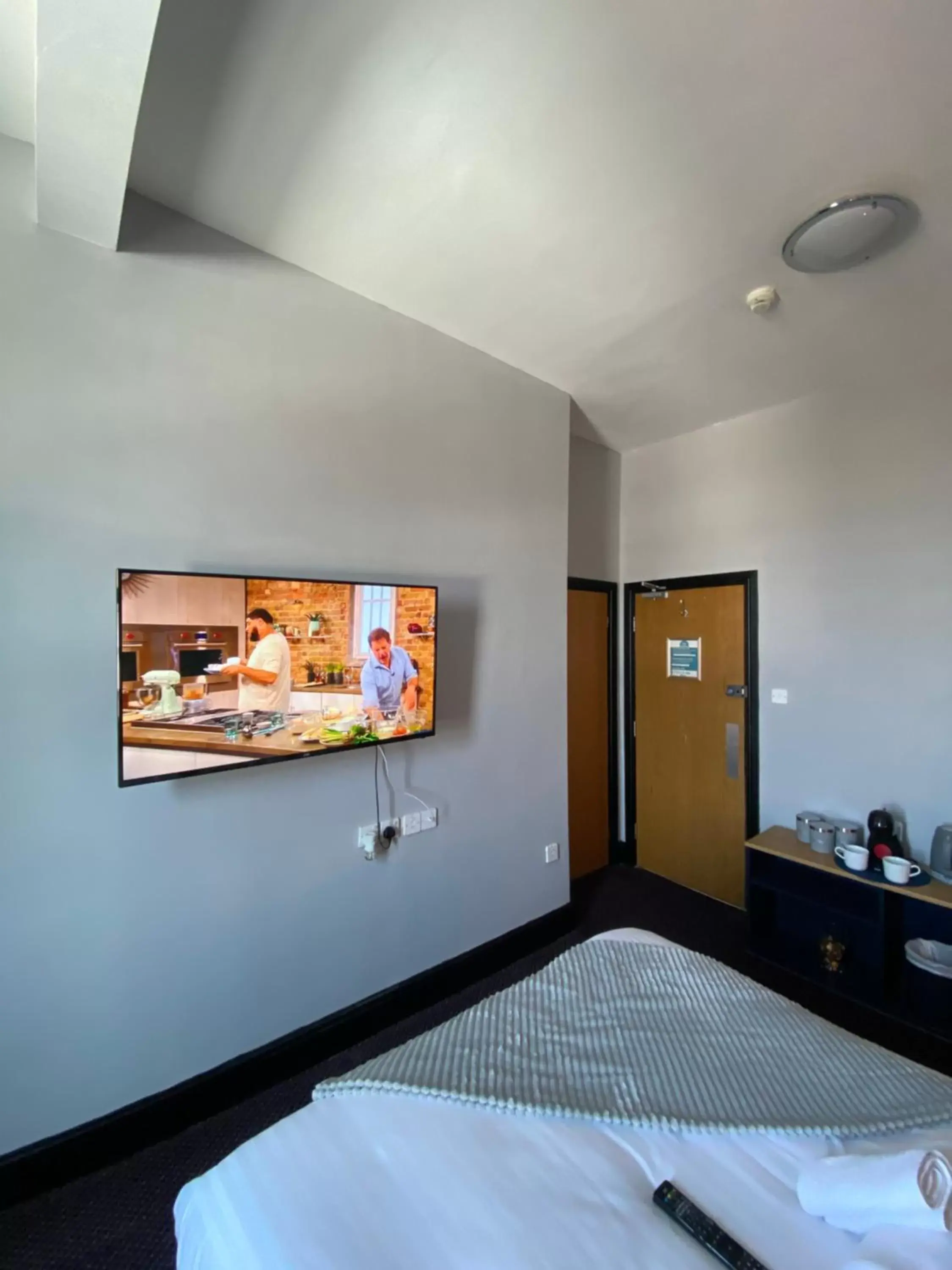 Bed, TV/Entertainment Center in Bay view rooms at Mentone Hotel