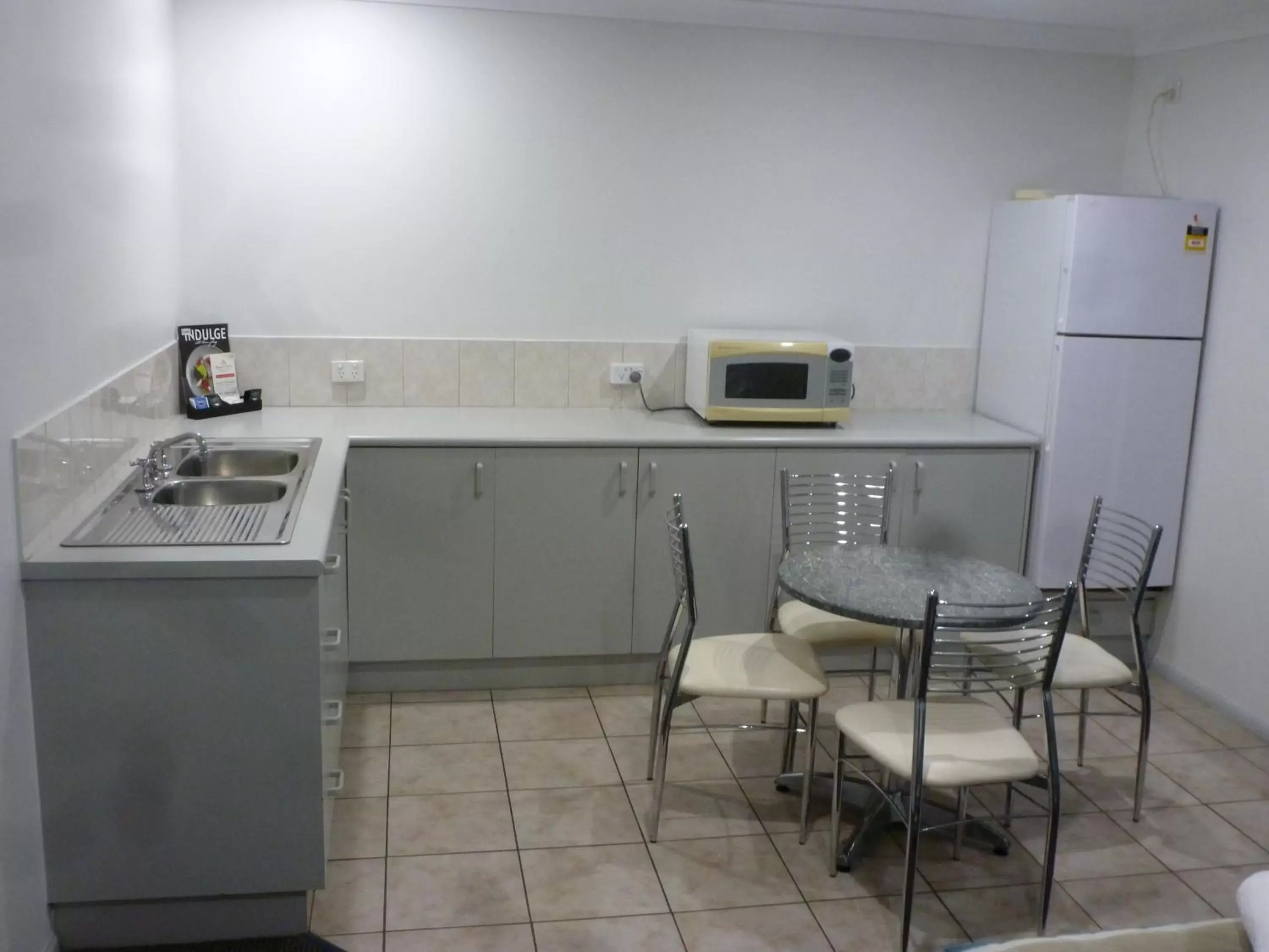 Kitchen/Kitchenette in Aspley Carsel Motor Inn