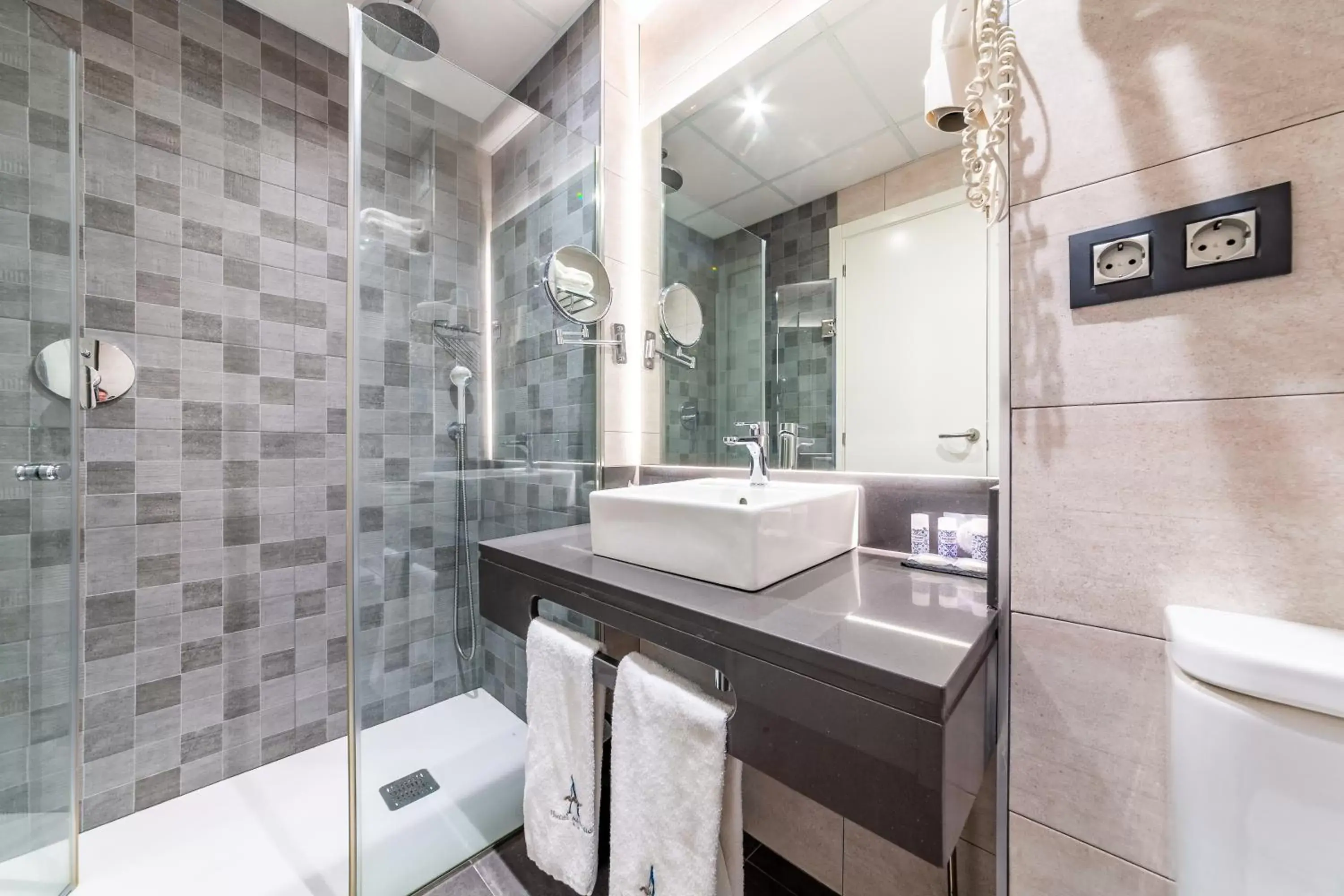 Shower, Bathroom in Hotel Atlántico Vigo