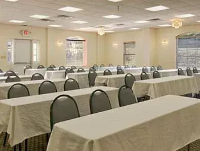 Business facilities in Wingate by Wyndham Macon
