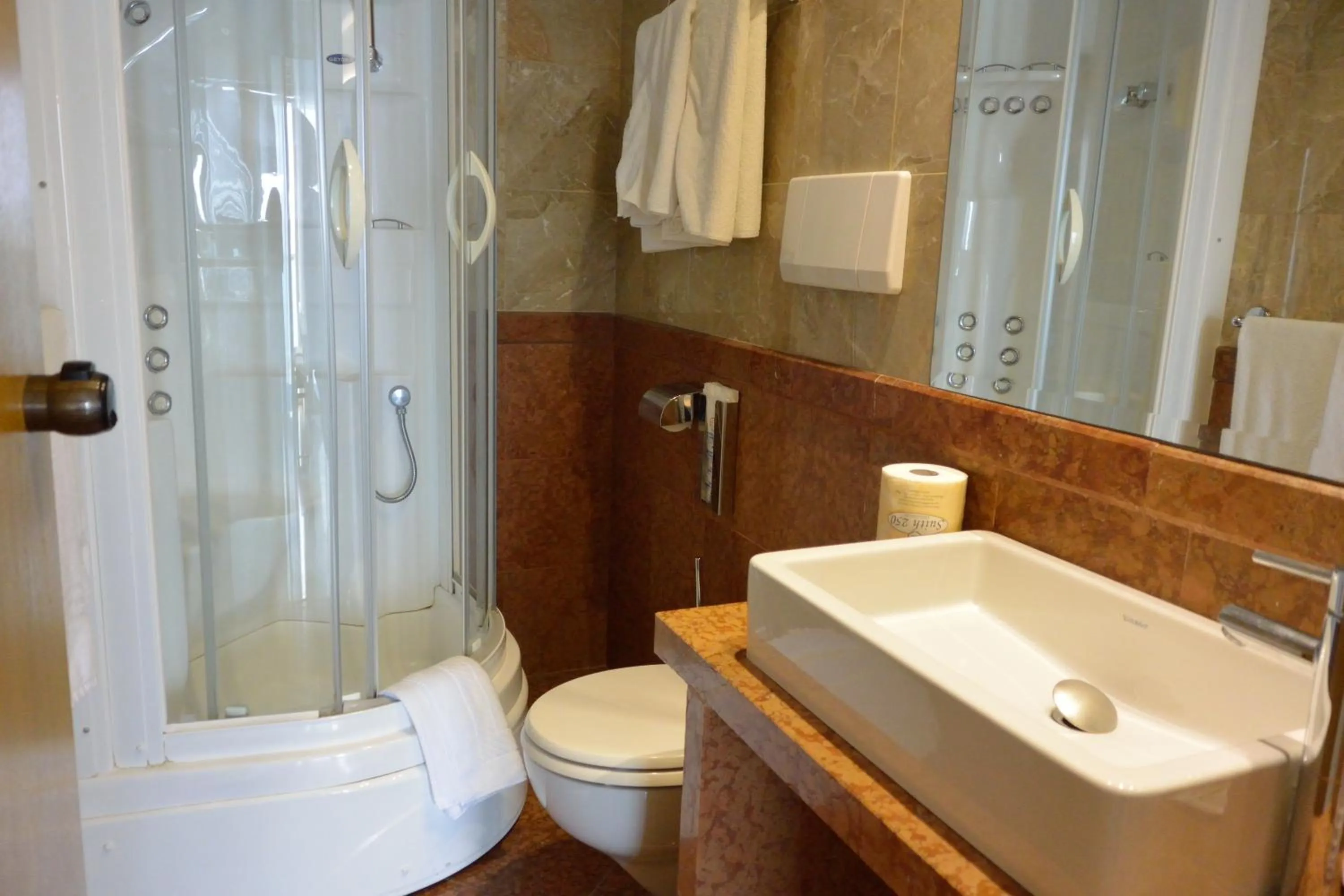 Bathroom in Hotel Columbus