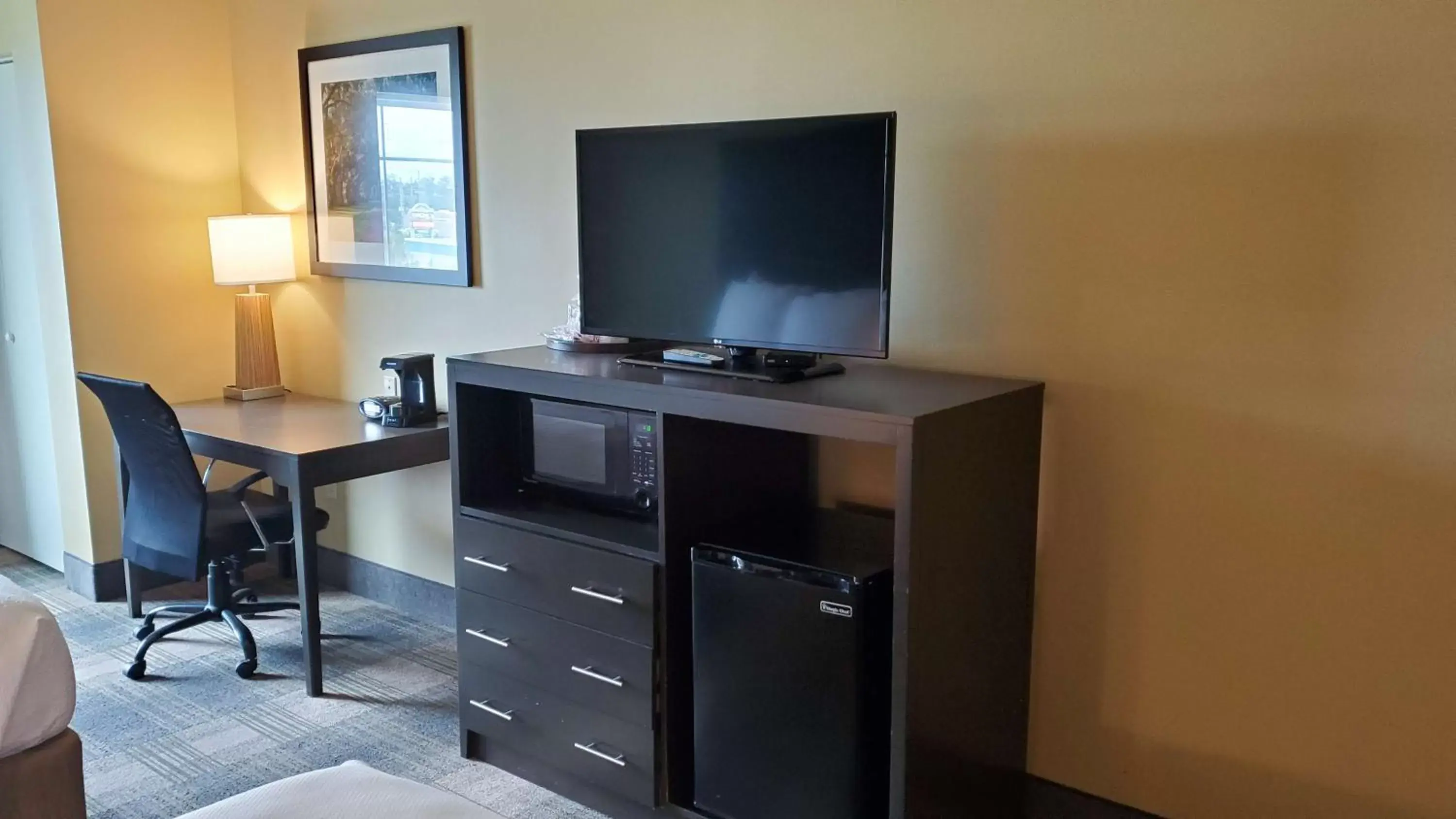 Photo of the whole room, TV/Entertainment Center in Best Western Plus New Orleans Airport Hotel