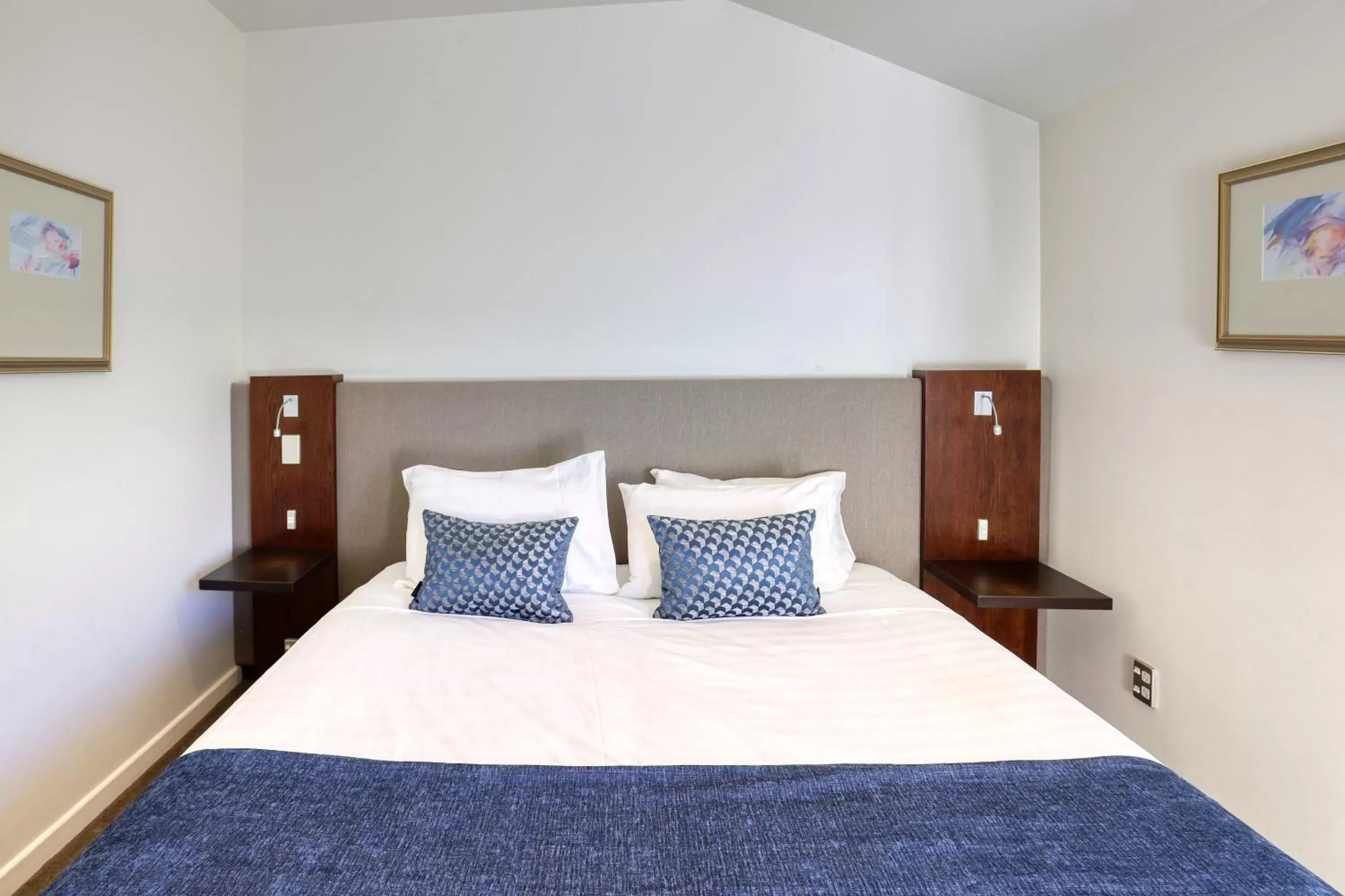 Bedroom, Bed in Garden Court Suites & Apartments