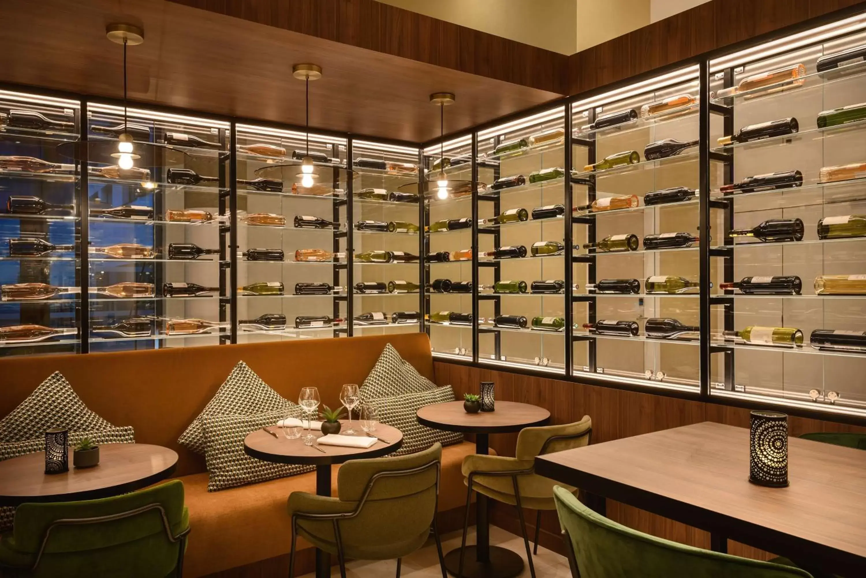 Lounge or bar in Hyatt Place Paris Charles de Gaulle Airport Lounge or bar in Hyatt Place Paris Charles de Gaulle Airport