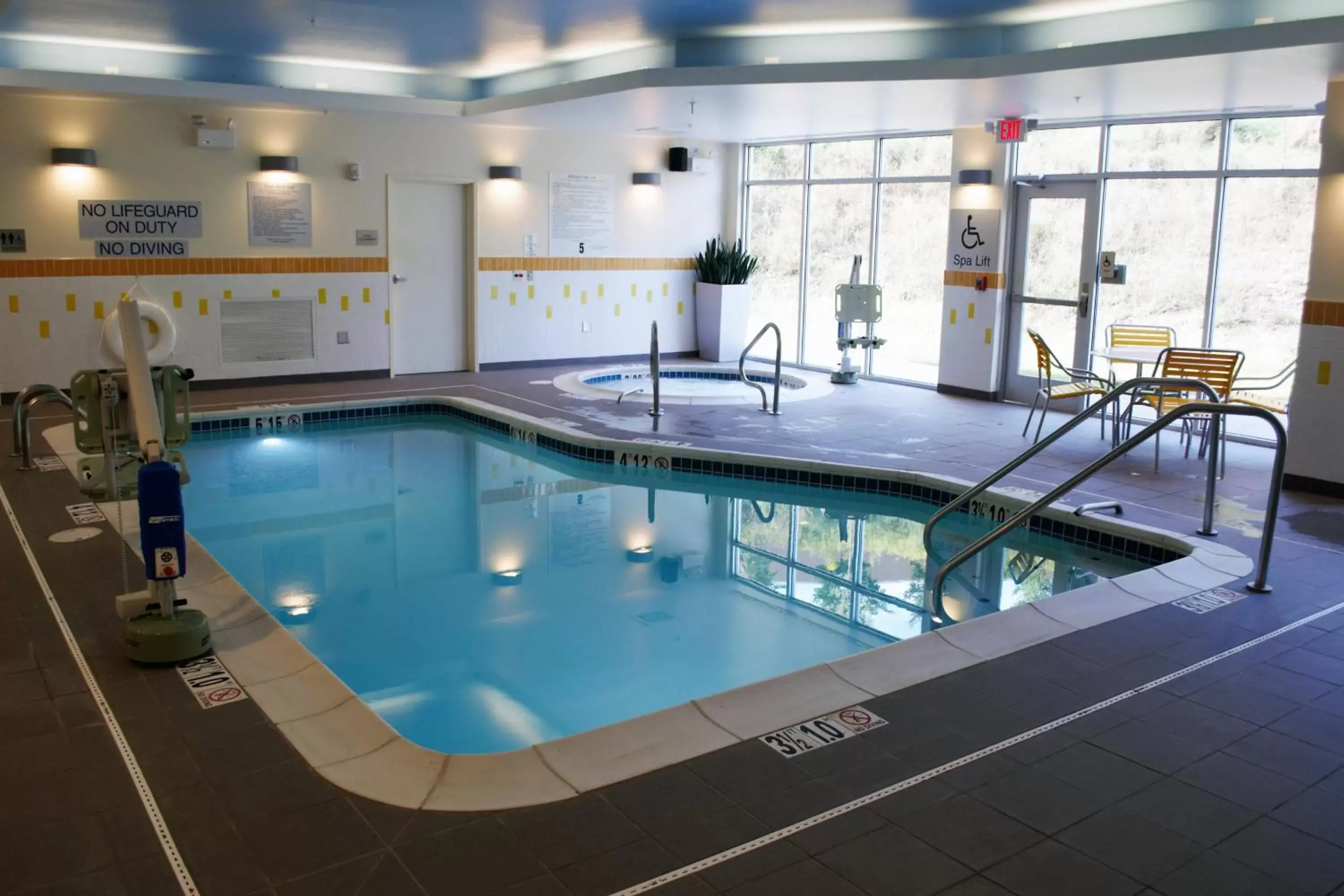 Swimming Pool in Fairfield Inn & Suites by Marriott Stroudsburg Bartonsville/Poconos