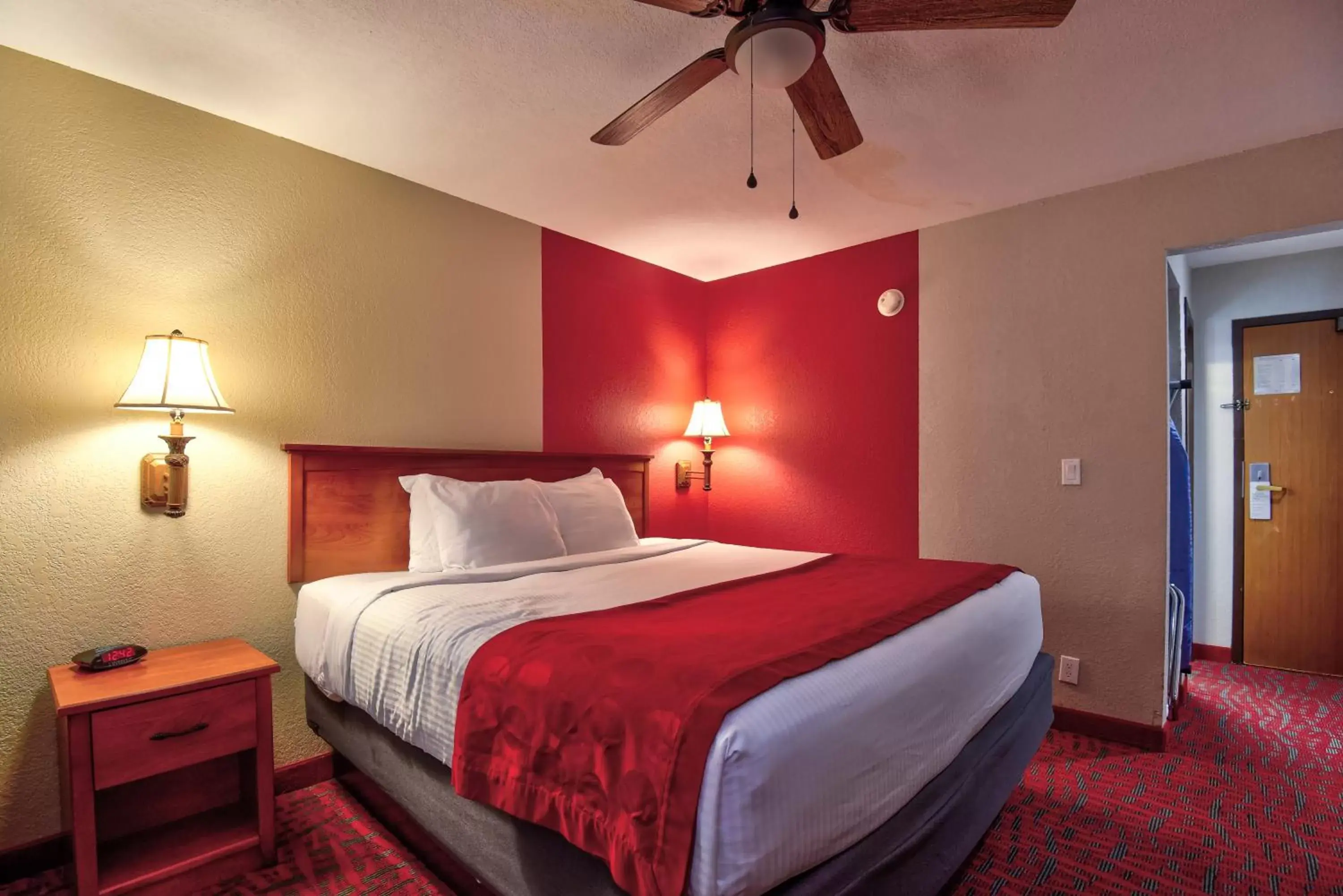 Guests, Bed in Ramada by Wyndham Oklahoma City Airport North
