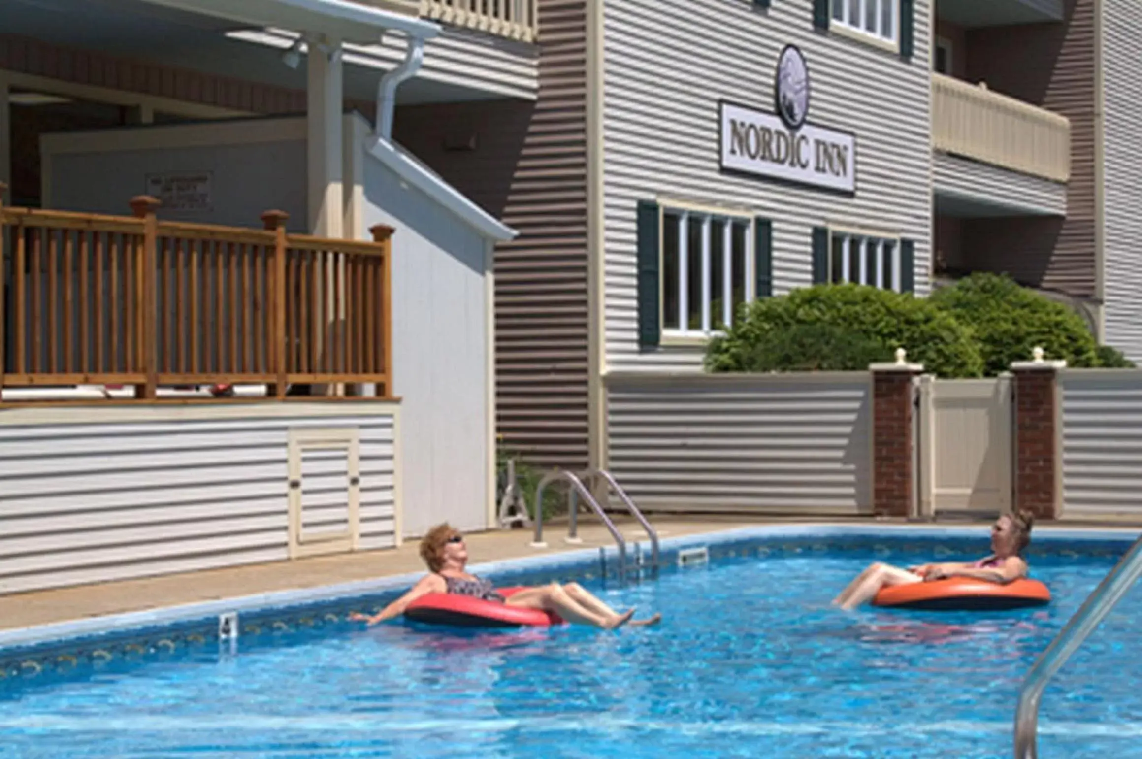 Hot Tub, Swimming Pool in Nordic Inn Condominium Resort