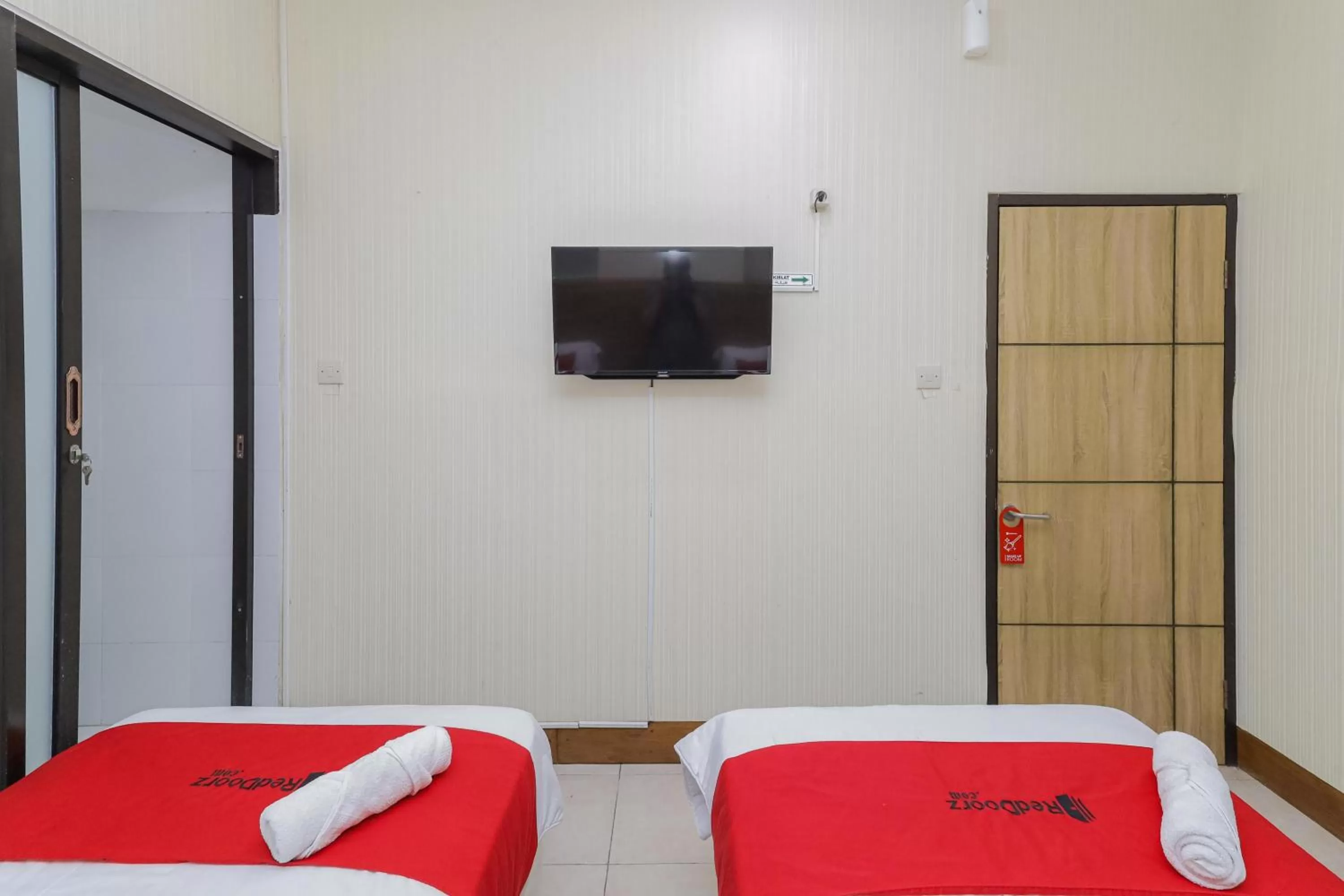 Bedroom, Bed in RedDoorz Syariah @ Klojen Malang