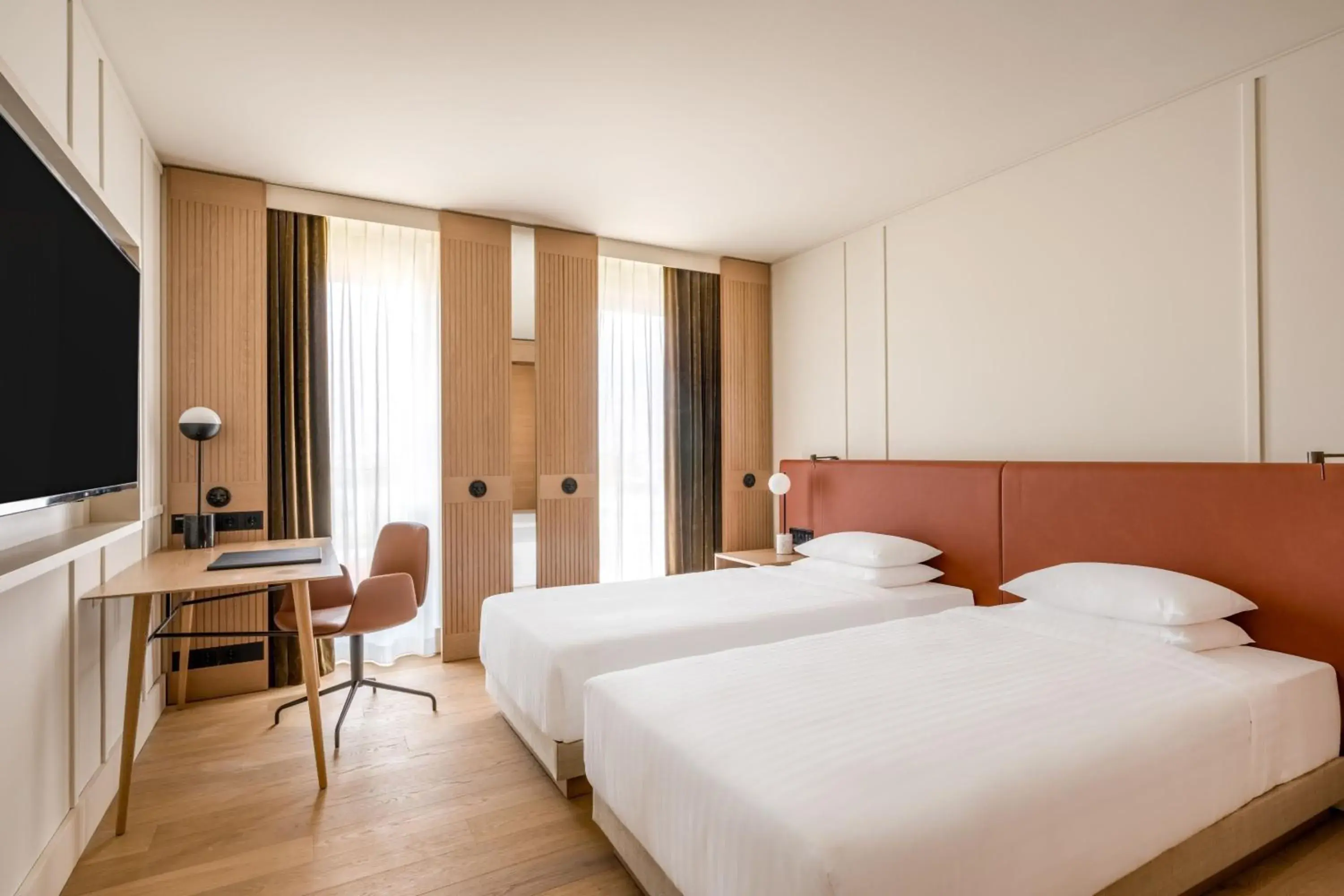 Photo of the whole room, Bed in Munich Marriott Hotel City West