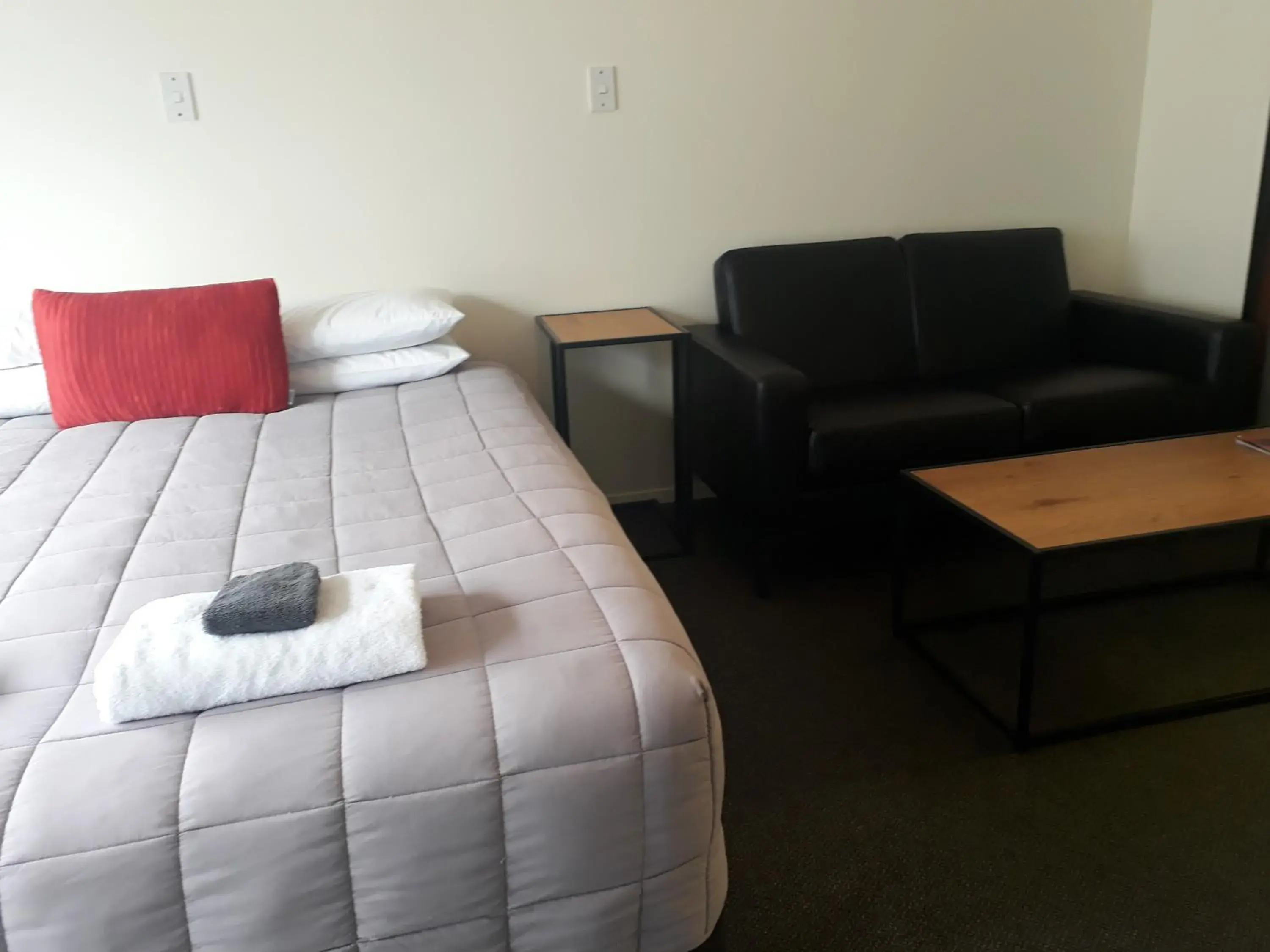 Seating area, Bed in The Coast Motel Seating area, Bed in The Coast Motel