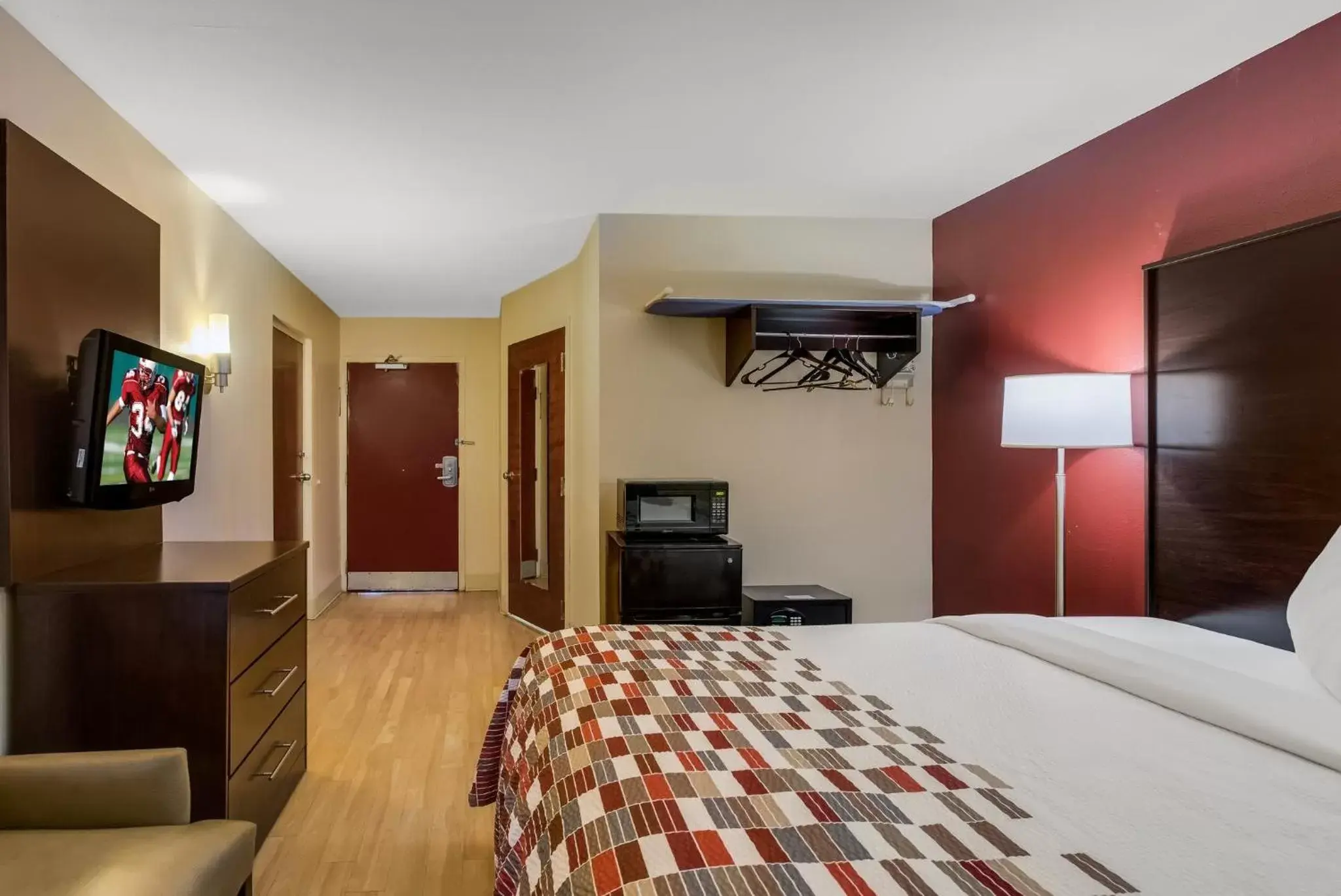 Photo of the whole room, TV/Entertainment Center in Red Roof Inn Nashville - Music City