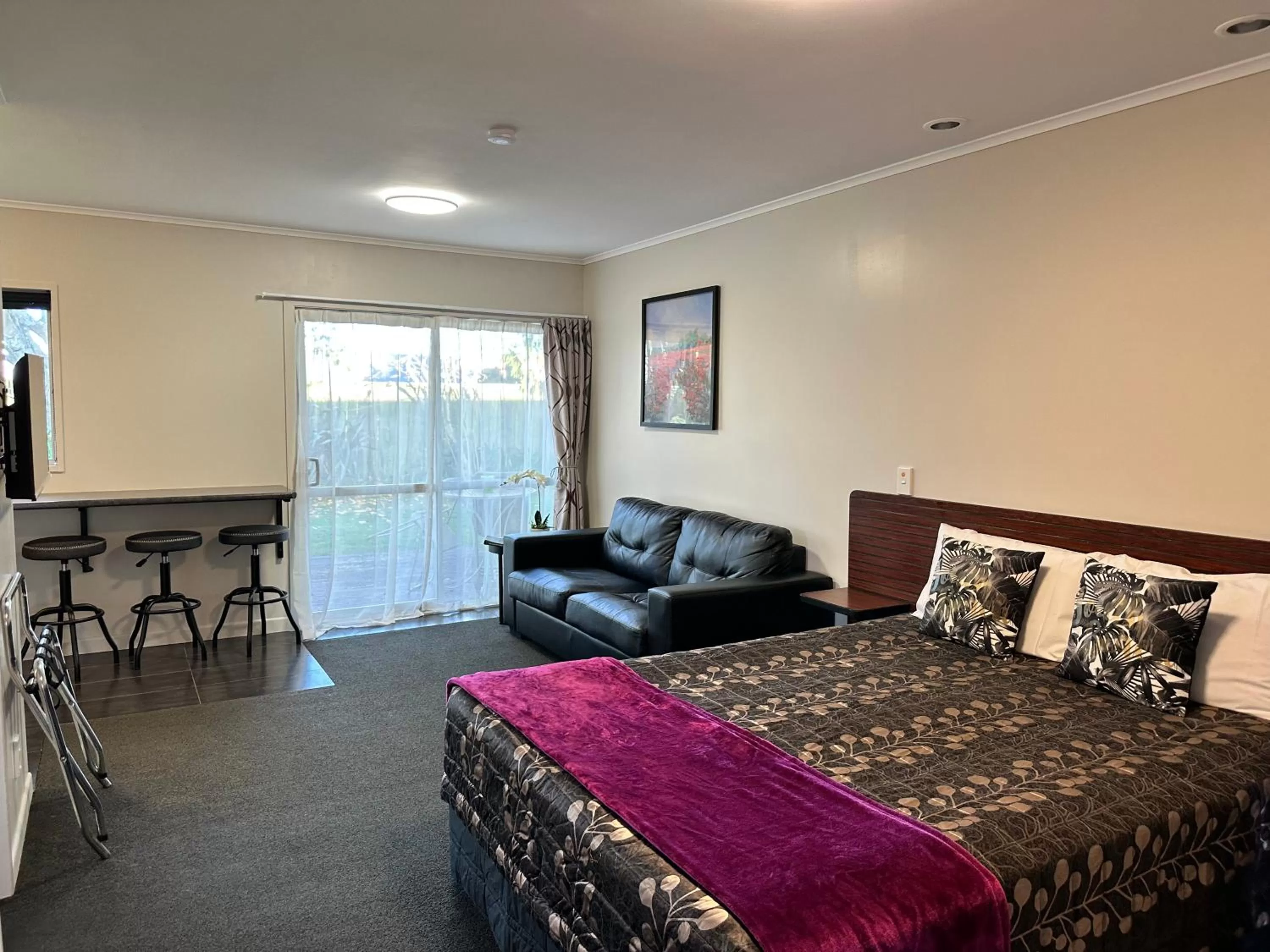 Bed in Red Rock Thermal Motel - Mineral Pool