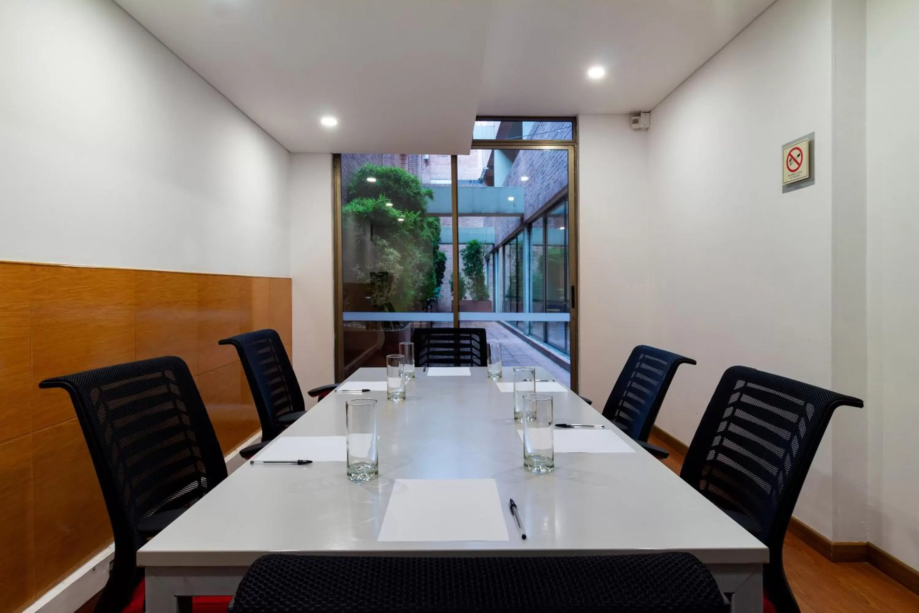 Business facilities in Hotel Madisson Inn Luxury By GEH Suites