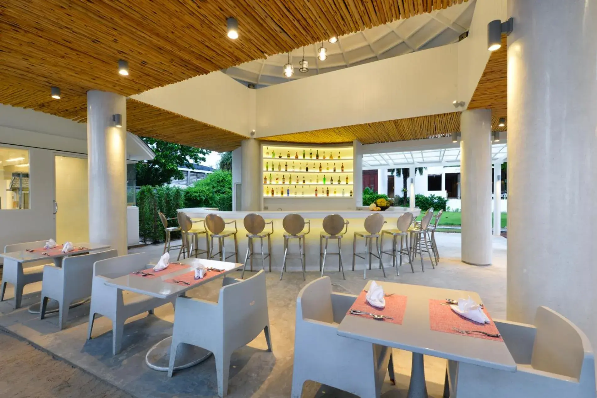 Lounge or bar, Restaurant/Places to Eat in Twin Lotus Resort and Spa - SHA Plus - Adult Only Hotel