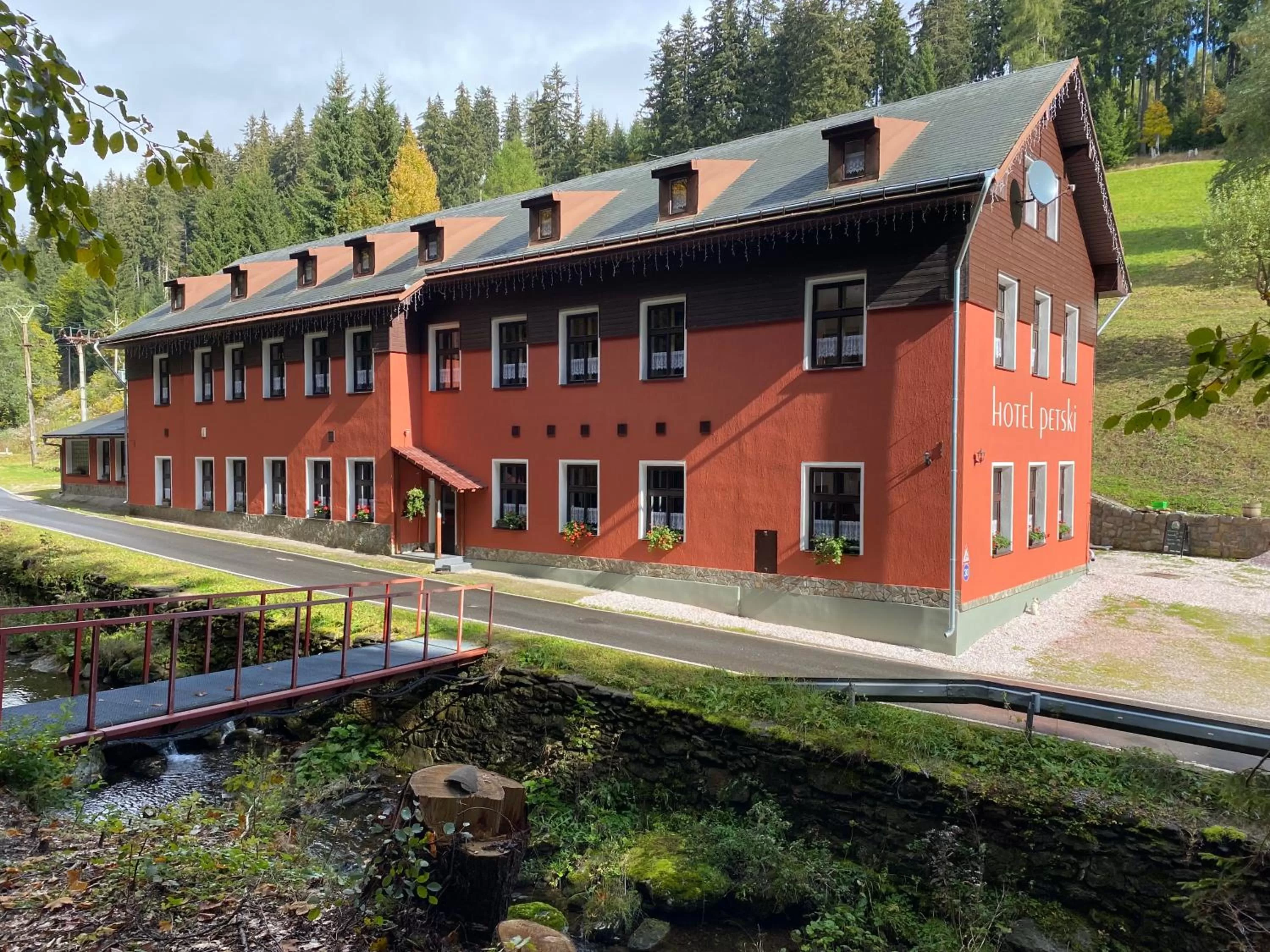 Property building in Hotel Petski