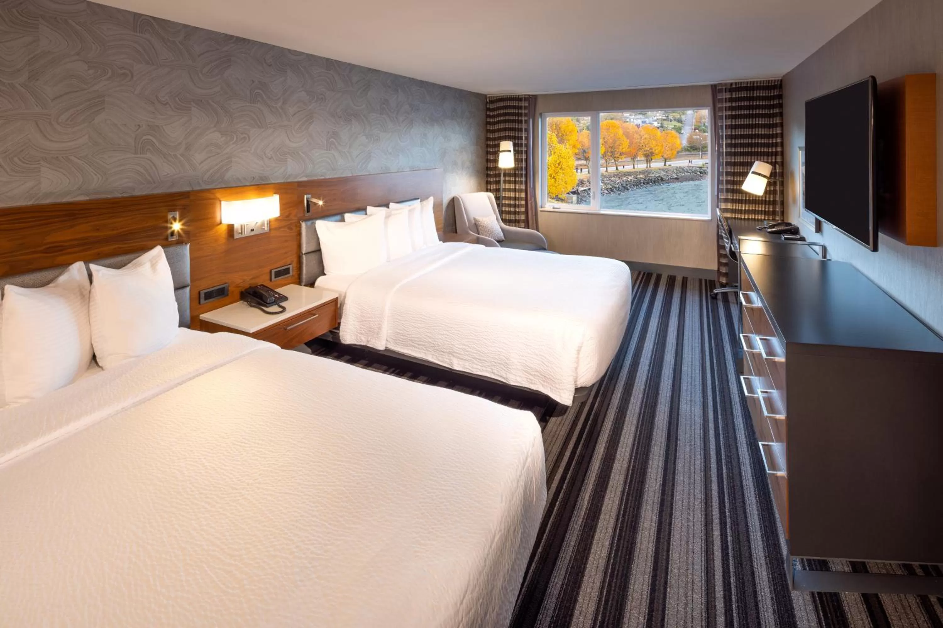 Bed in Silver Cloud Hotel Tacoma Waterfront