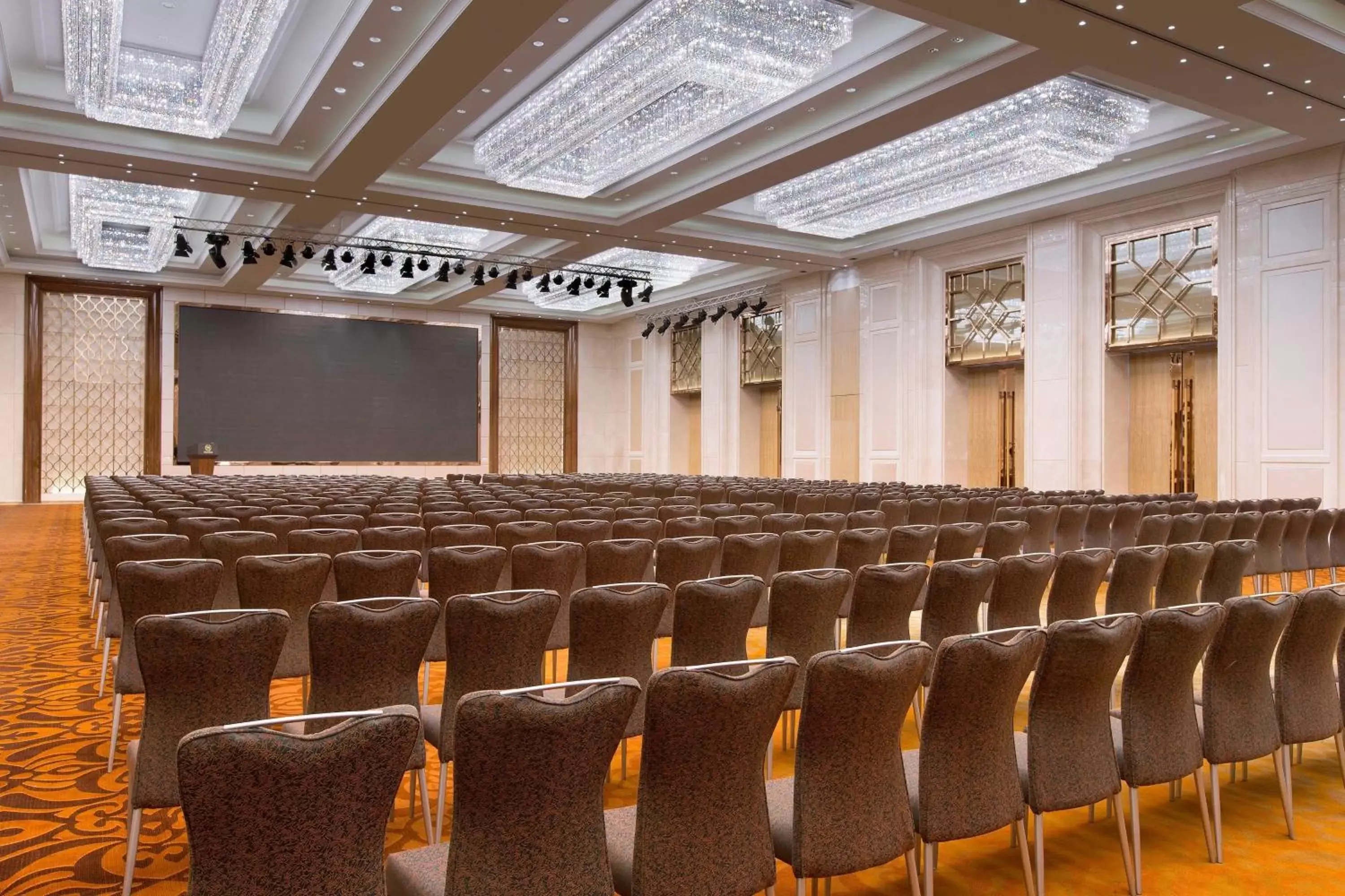 Meeting/conference room in Sheraton Grand Wuhan Hankou Hotel - Let's take a look at the moment of Wuhan