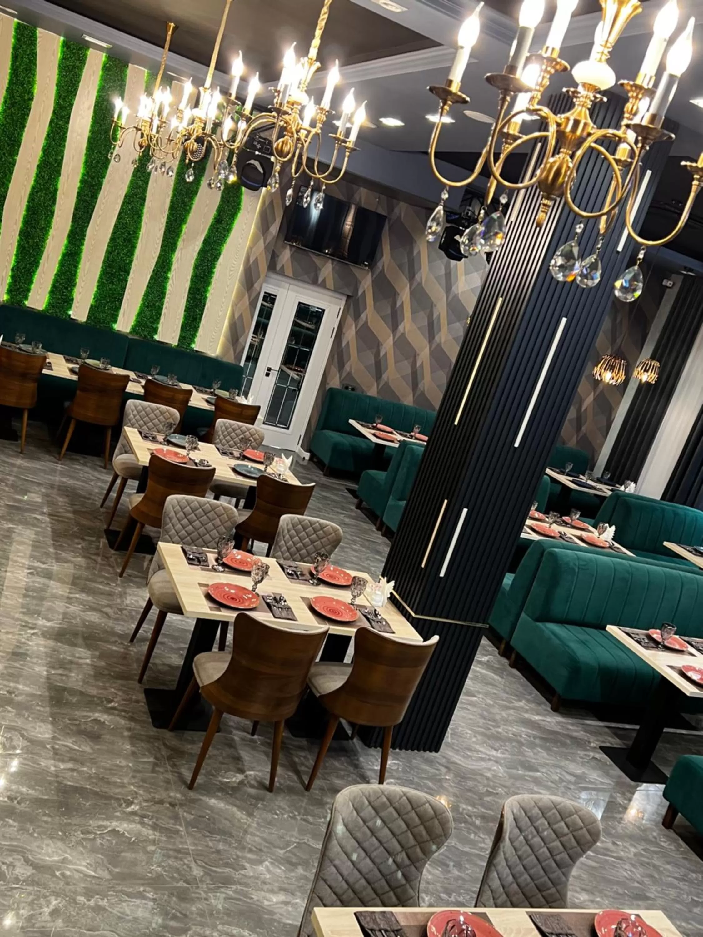 Restaurant/places to eat in MaxWell Hotel & SPA