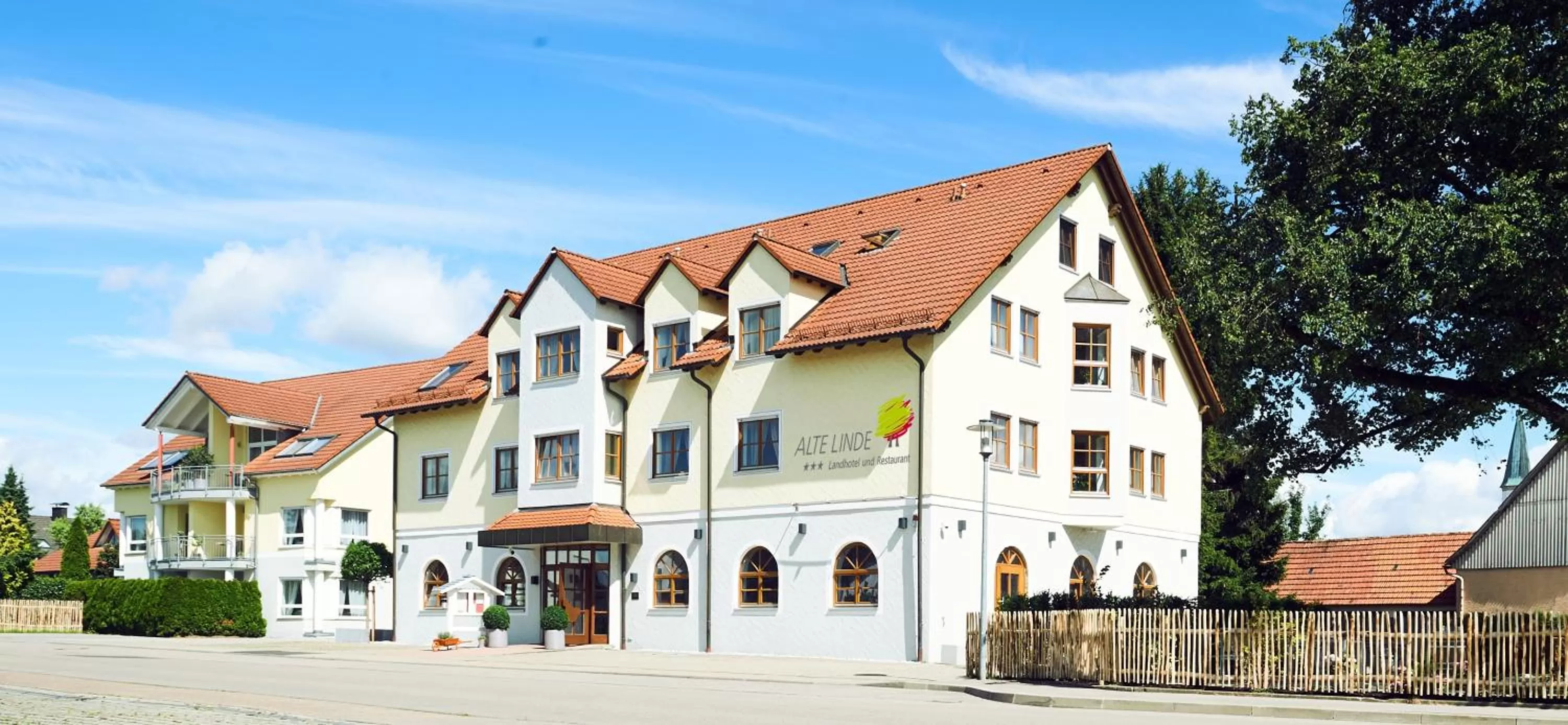 Facade/entrance in ALTE LINDE Landhotel & Restaurant