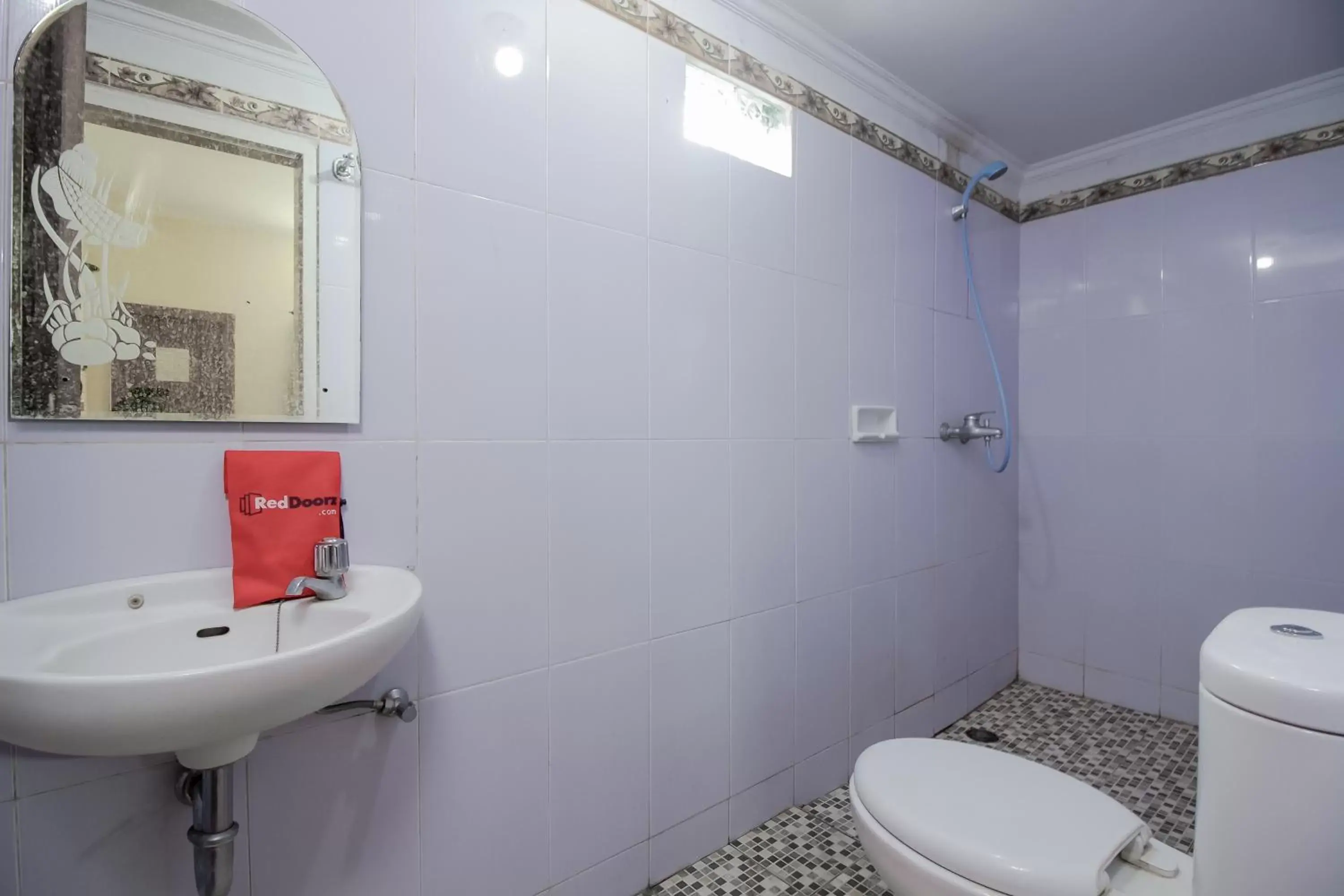 Shower, Bathroom in RedDoorz at Jalan Babepalar Rike Manado