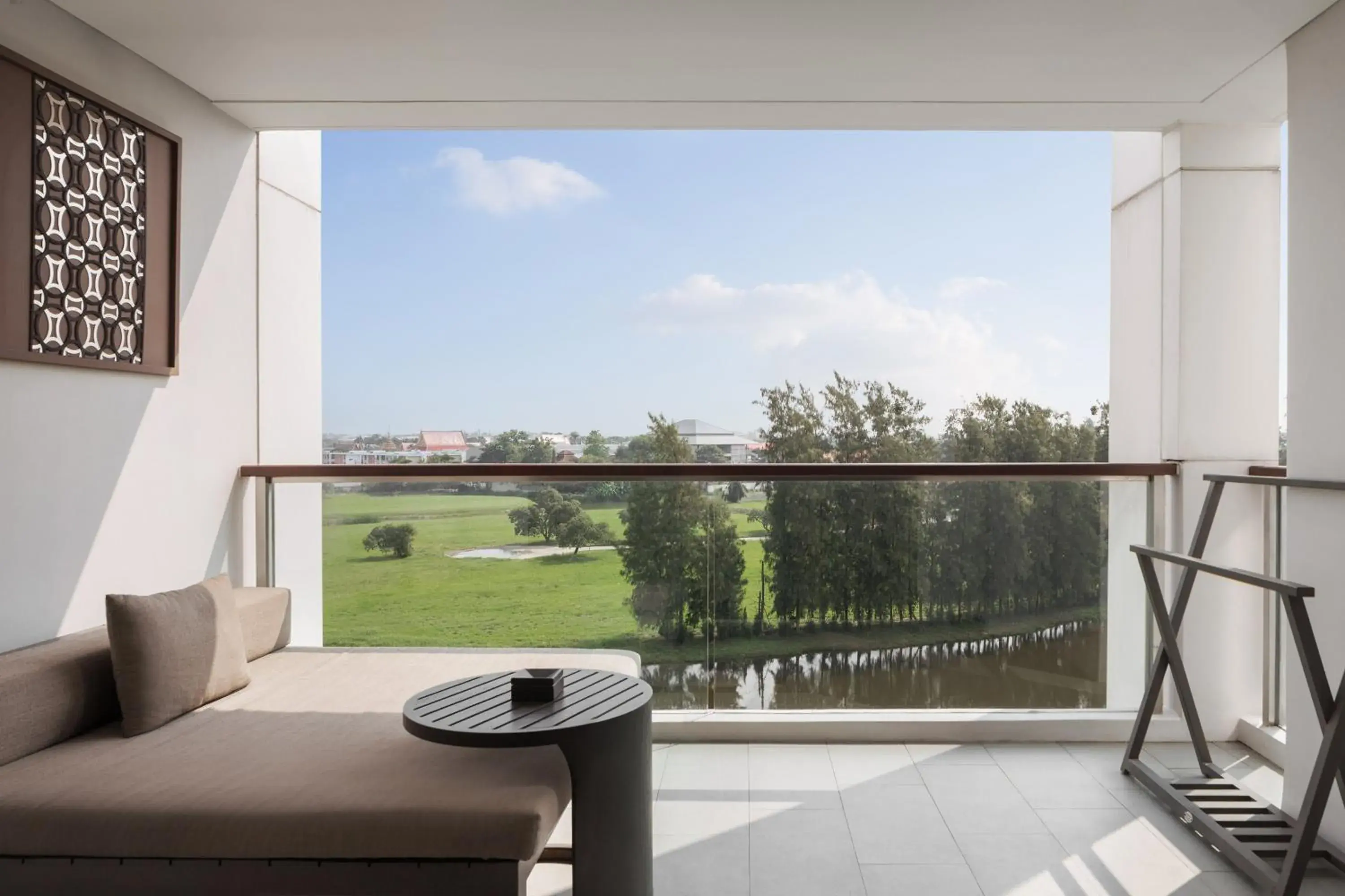 Photo of the whole room, Balcony/Terrace in Le Meridien Suvarnabhumi, Bangkok Golf Resort and Spa