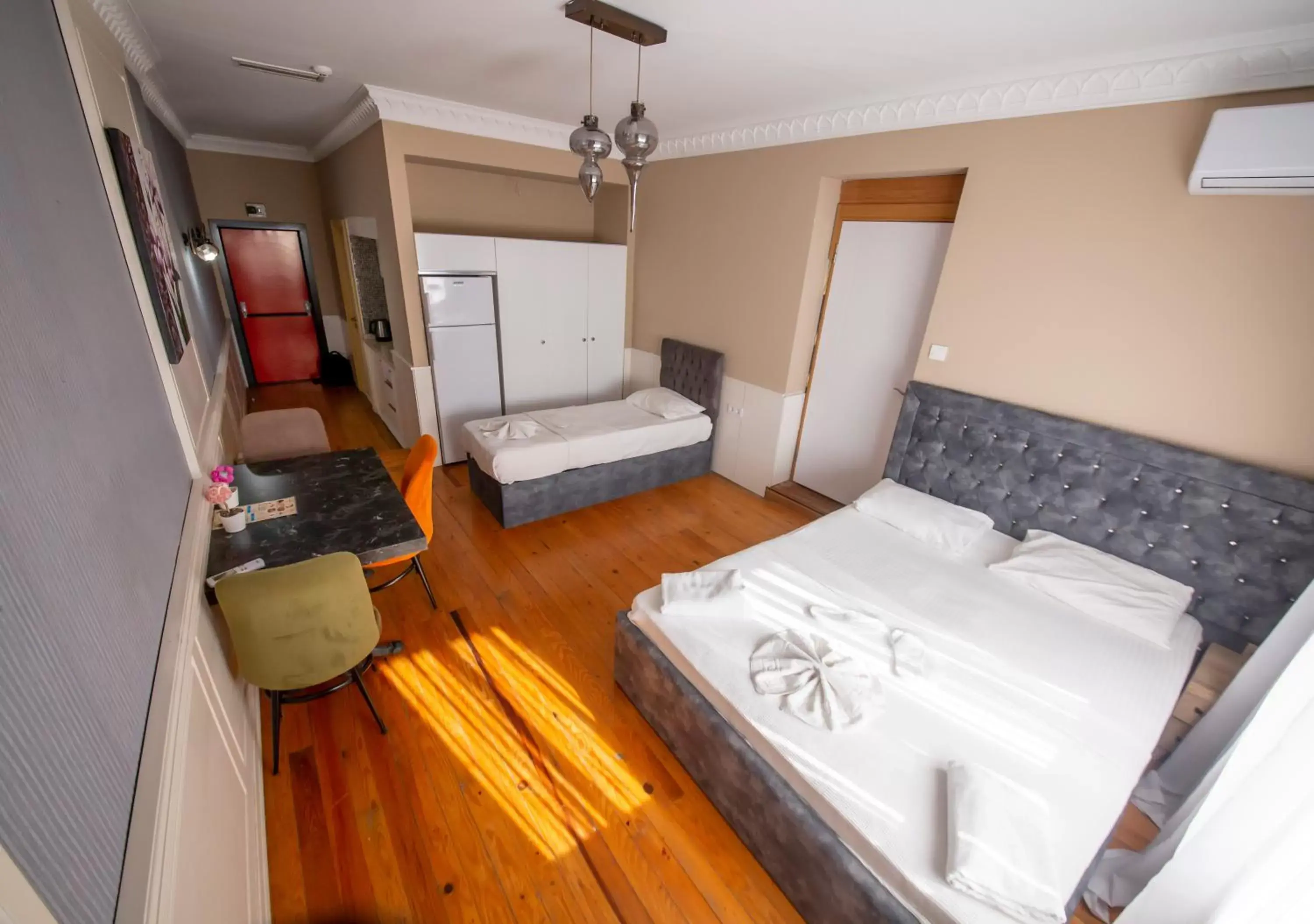 Triple Room with Balcony in Royal Palace Hotel Triple Room with Balcony in Royal Palace Hotel