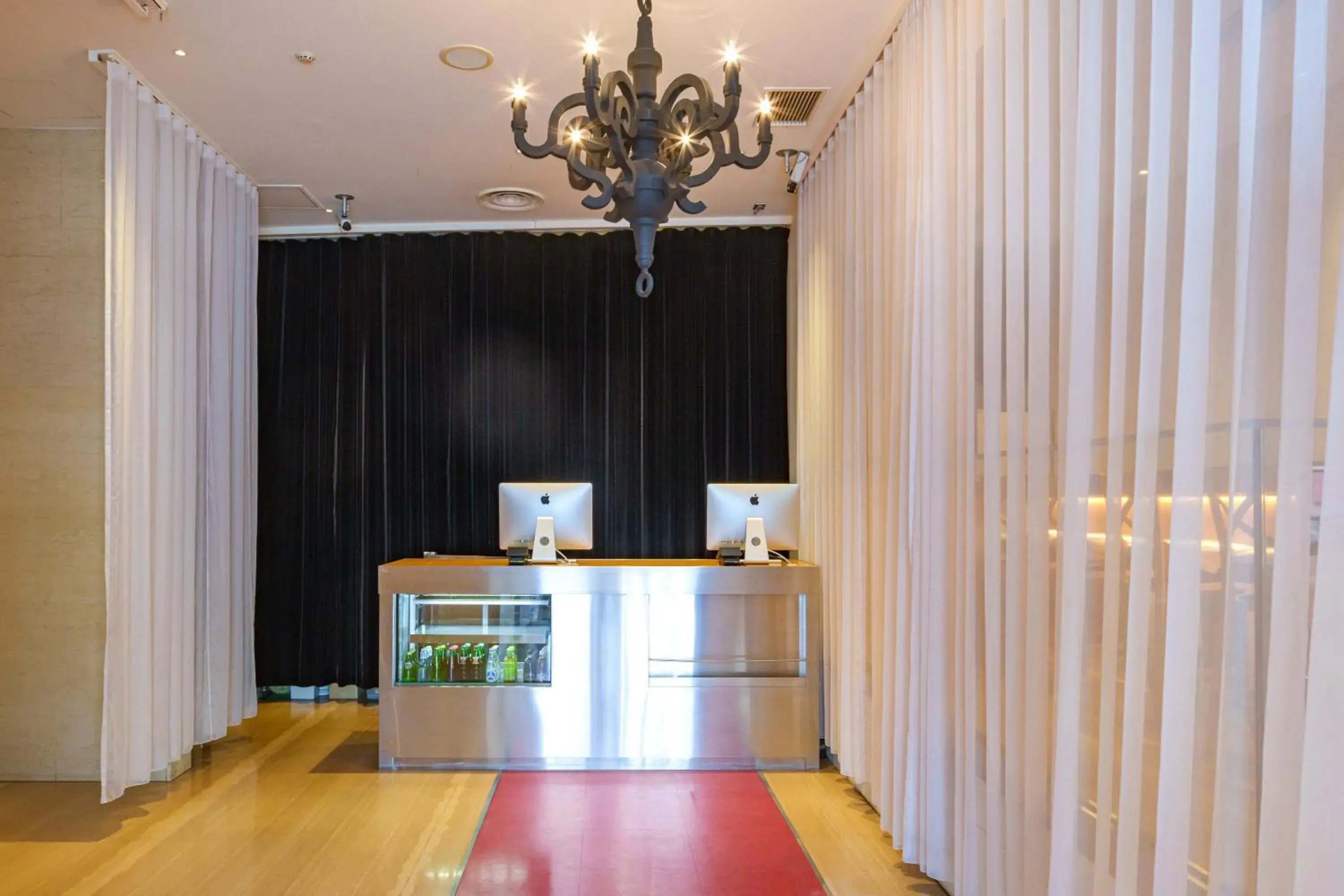 Lobby or reception, TV/Entertainment Center in Shibuya Hotel En