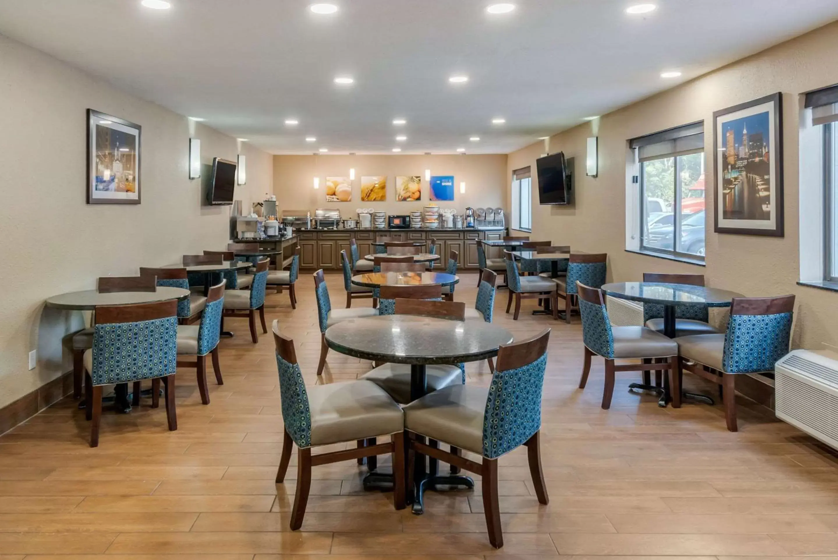 Restaurant/Places to Eat in Comfort Inn South