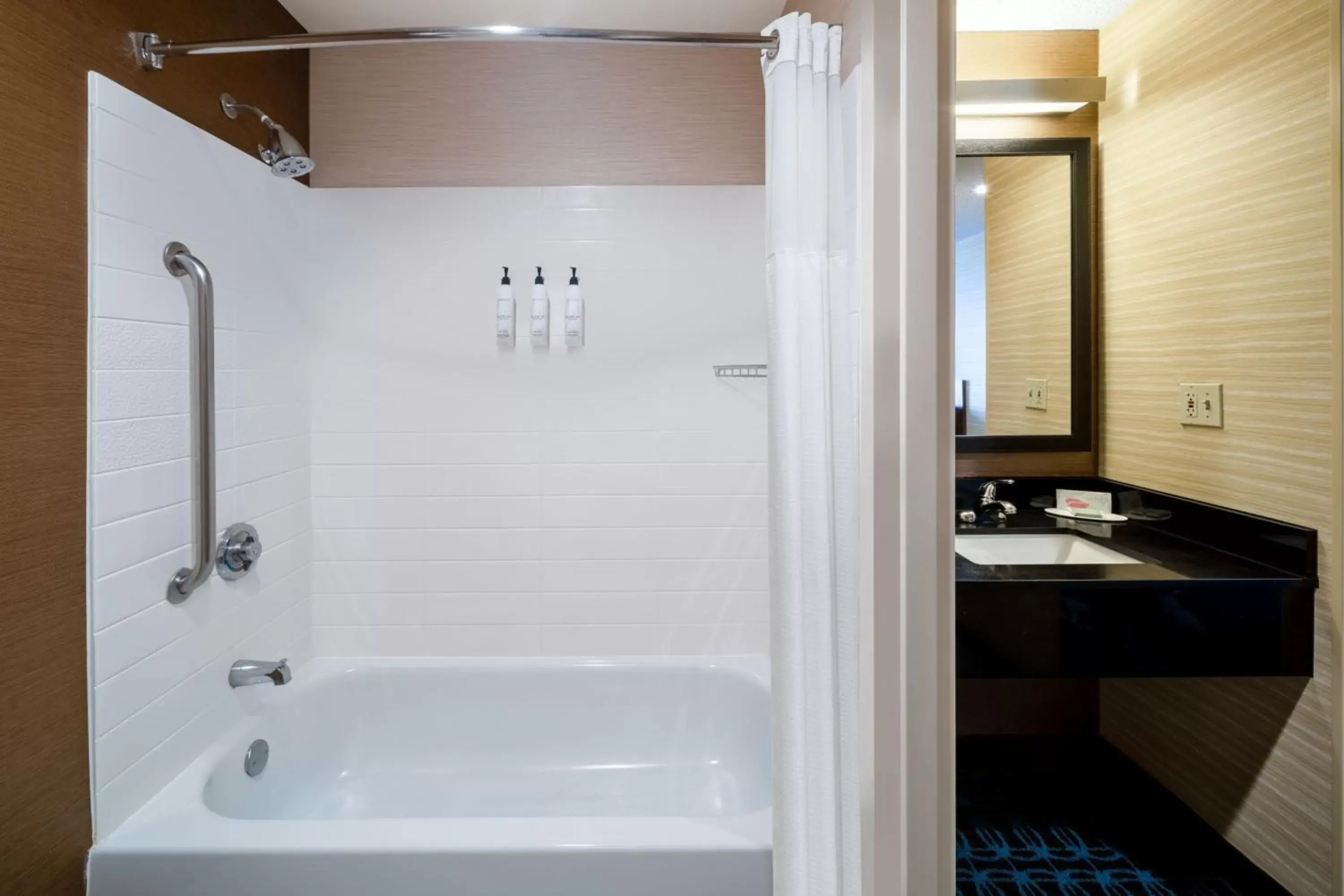 Bathroom in Fairfield Inn & Suites by Marriott Denver Aurora/Medical Center