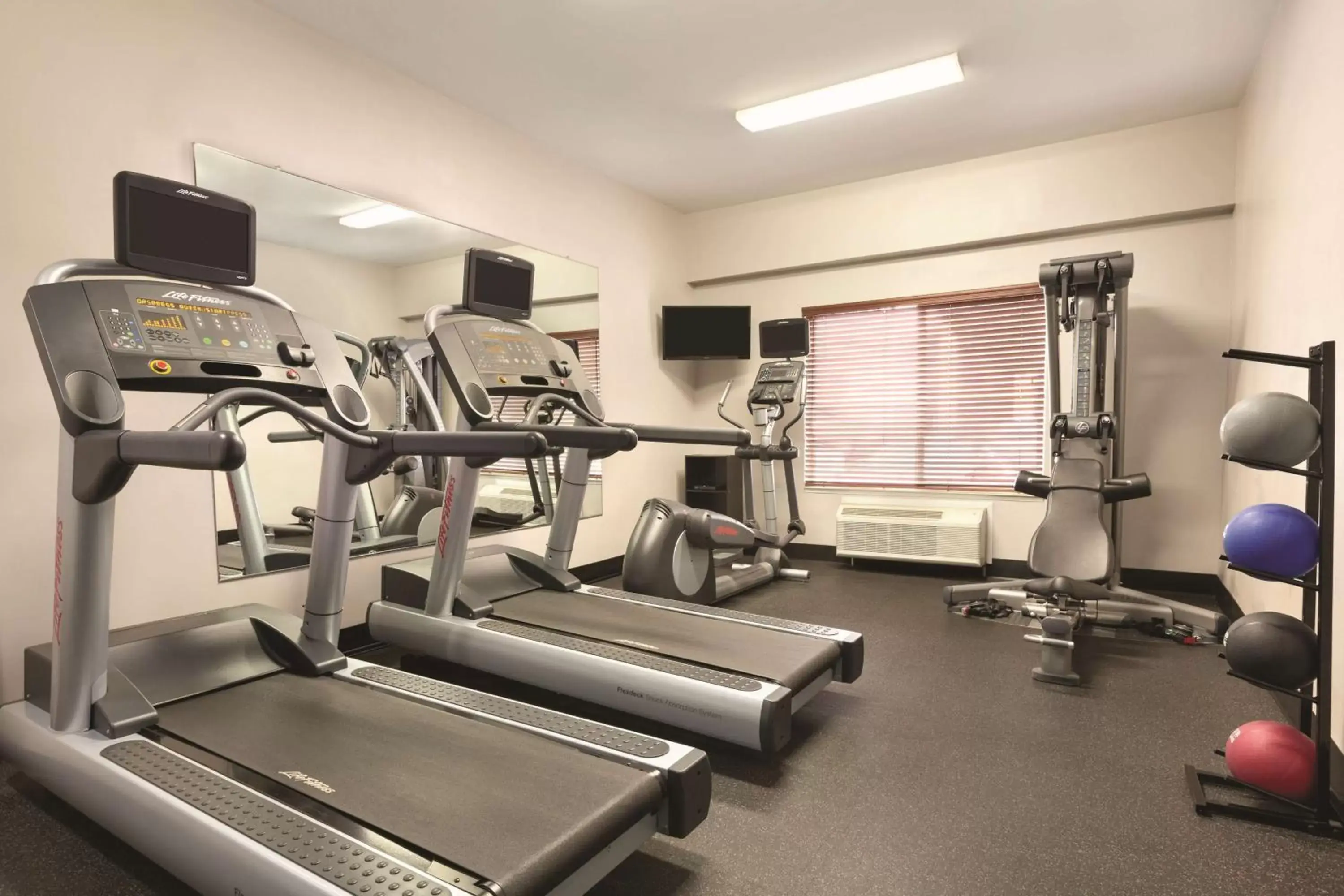 Activities, Fitness Center/Facilities in Country Inn & Suites by Radisson, Fresno North, CA