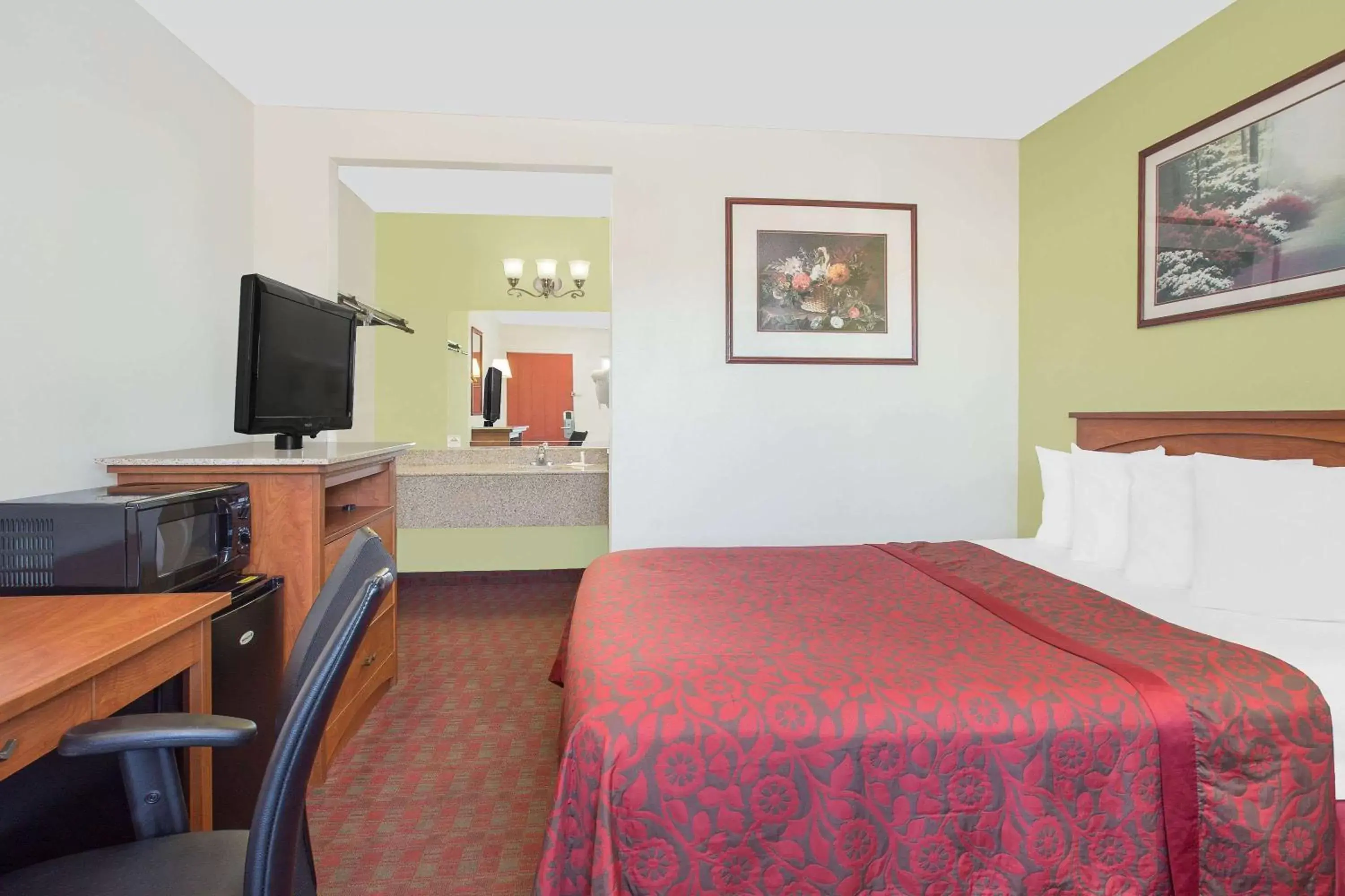 Photo of the whole room, Bed in Days Inn by Wyndham Turlock