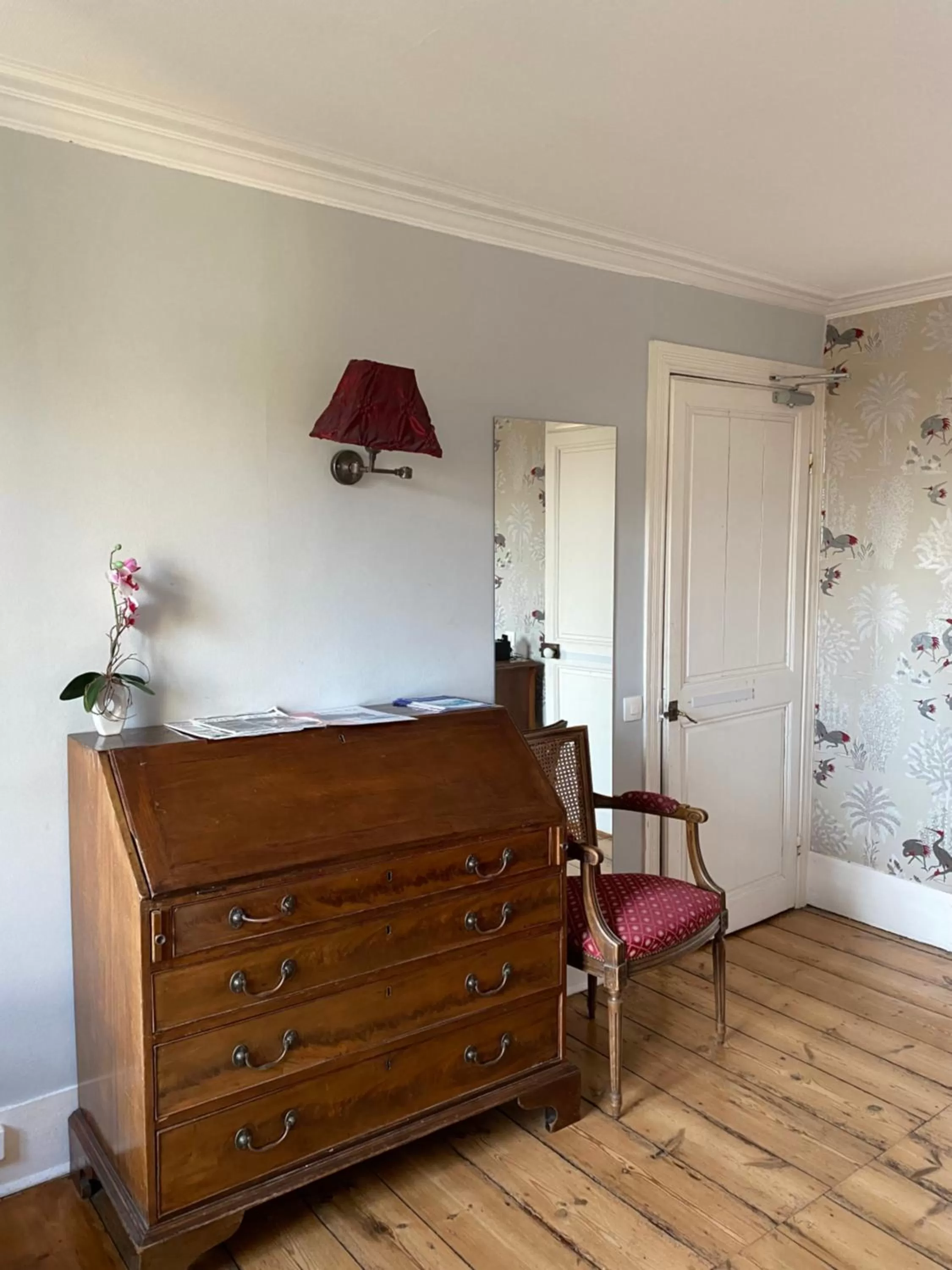 wardrobe in Chambres d'Hôtes Au coin du spa